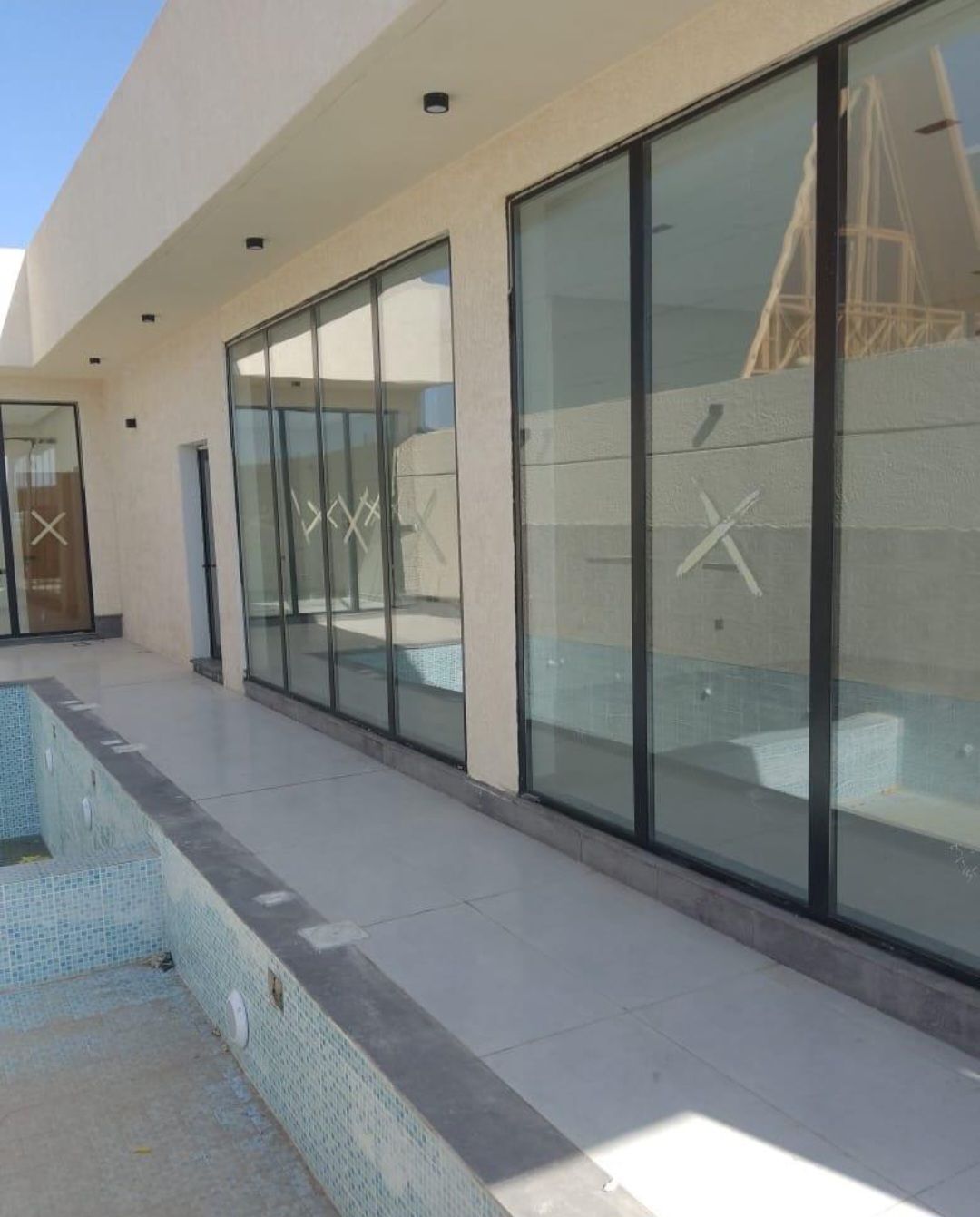 اعمال الألمنيوم والزجاج السكريت استركشر