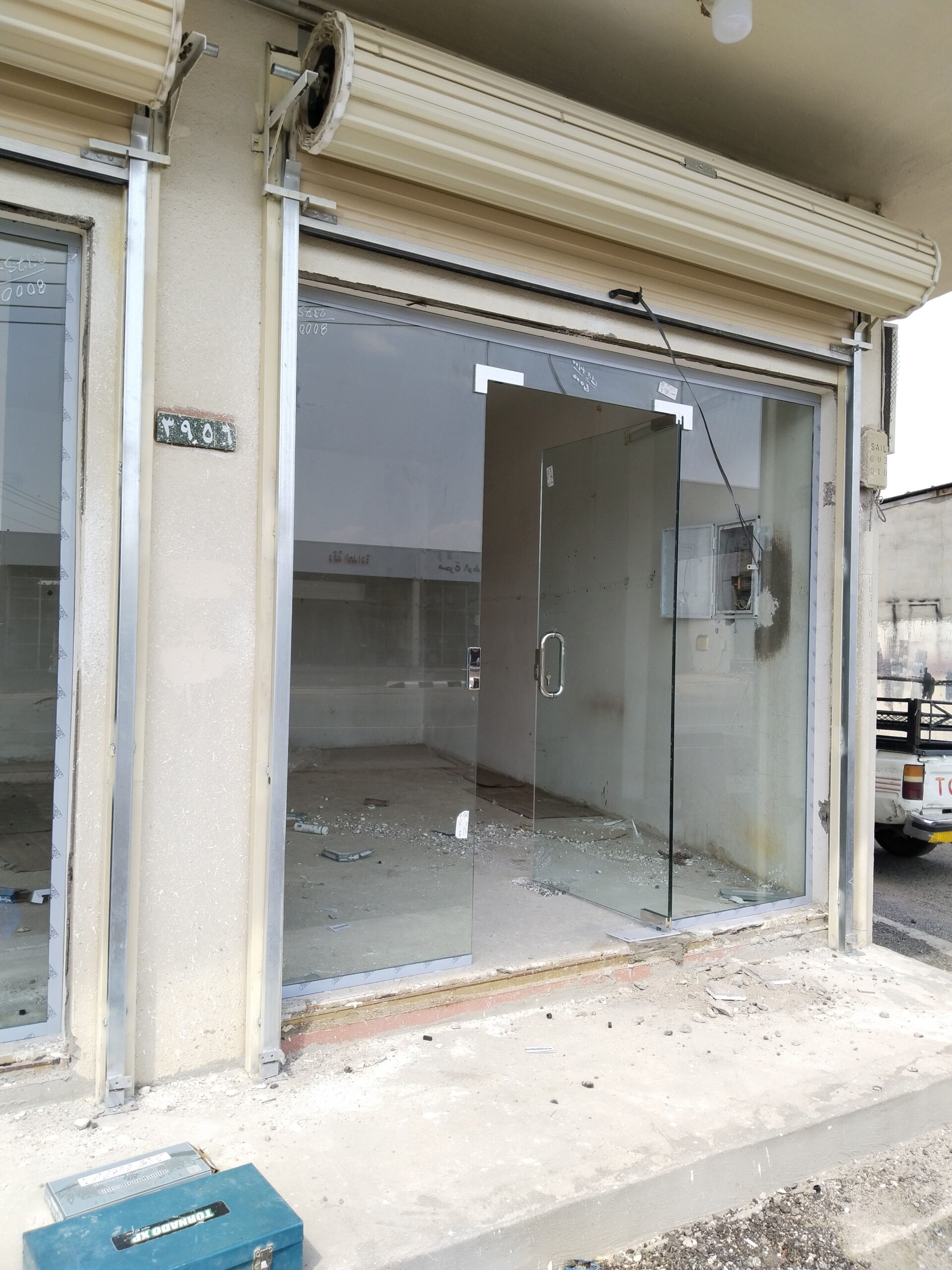 توريد وتركيب الزجاج السكريت واجهات محلات بلكونات