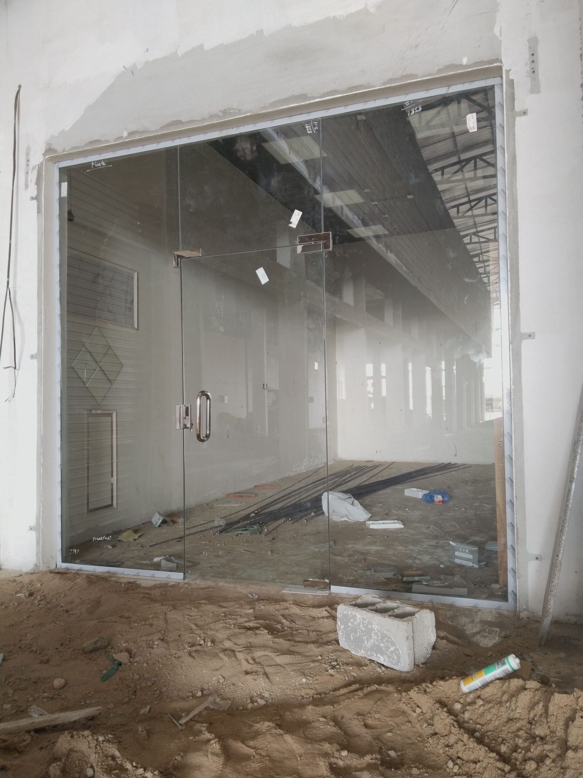 توريد وتركيب الزجاج السكريت واجهات محلات بلكونات م