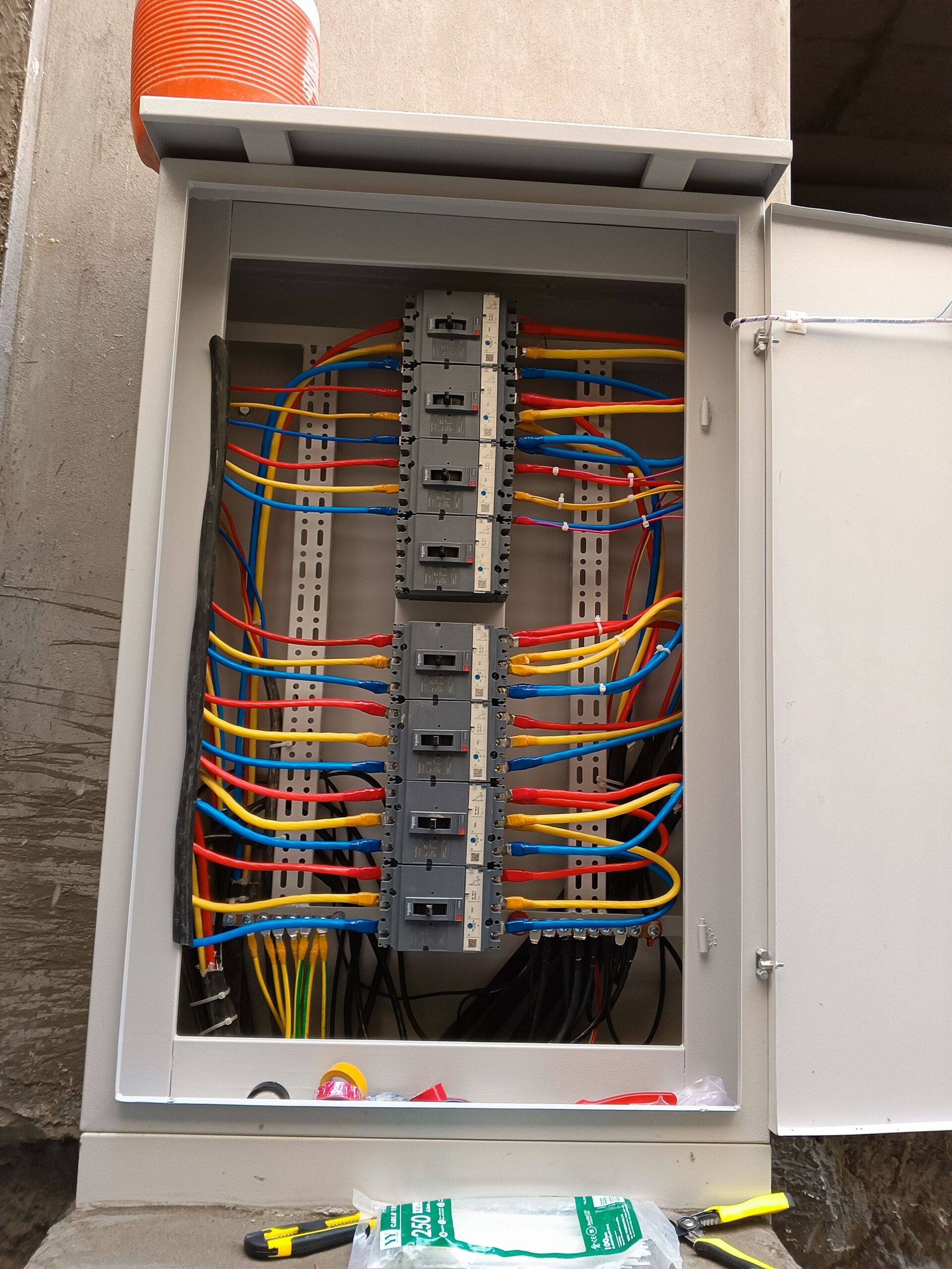 فني كهربائي منازل متوفر لخدمتكم 24ساعه