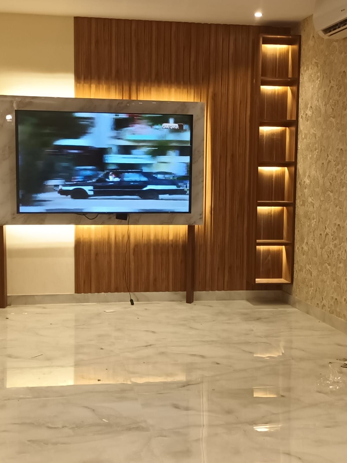 معلم ديكورات فوم ورق جدران وجميع انواع البويات