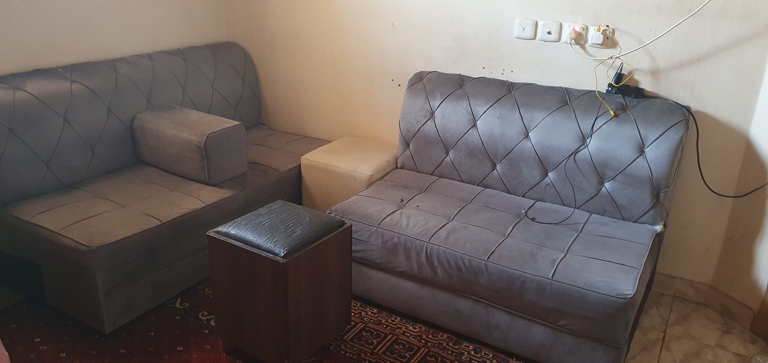 للبيع كنب ٢ قطعة وشاشة ٣٩ بوصة بحالة الممتاز