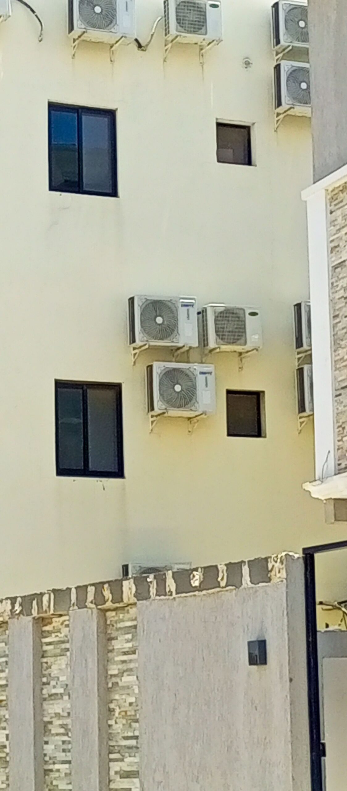 فني ومعلم مكيفات سبليت وصيانته