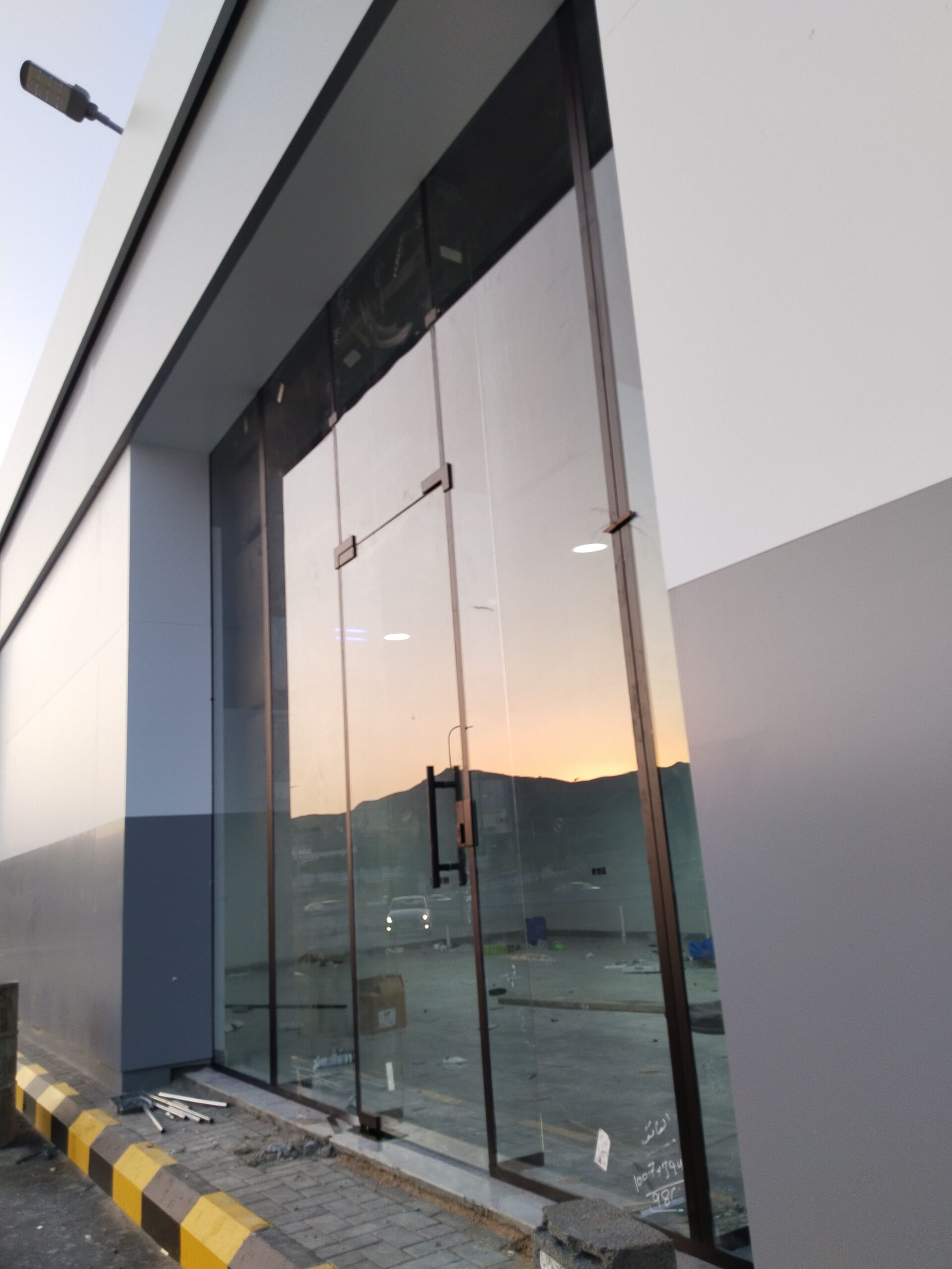 توريد وتركيب الزجاج السكريت واجهات محلات بلكونات