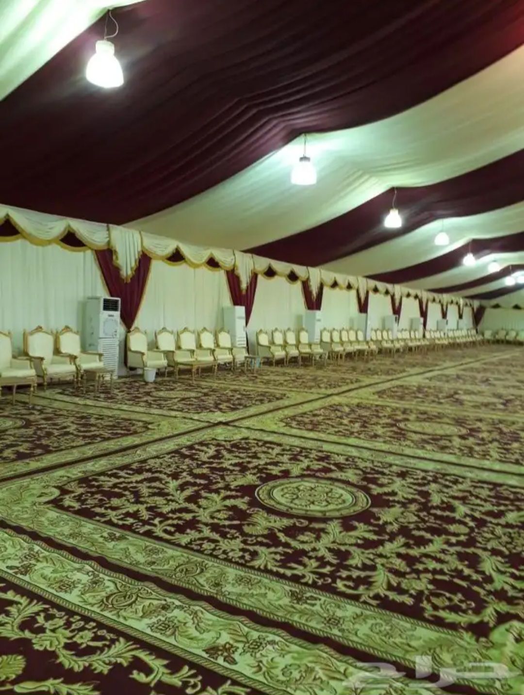 خيام أوروبية وبيوت شعر