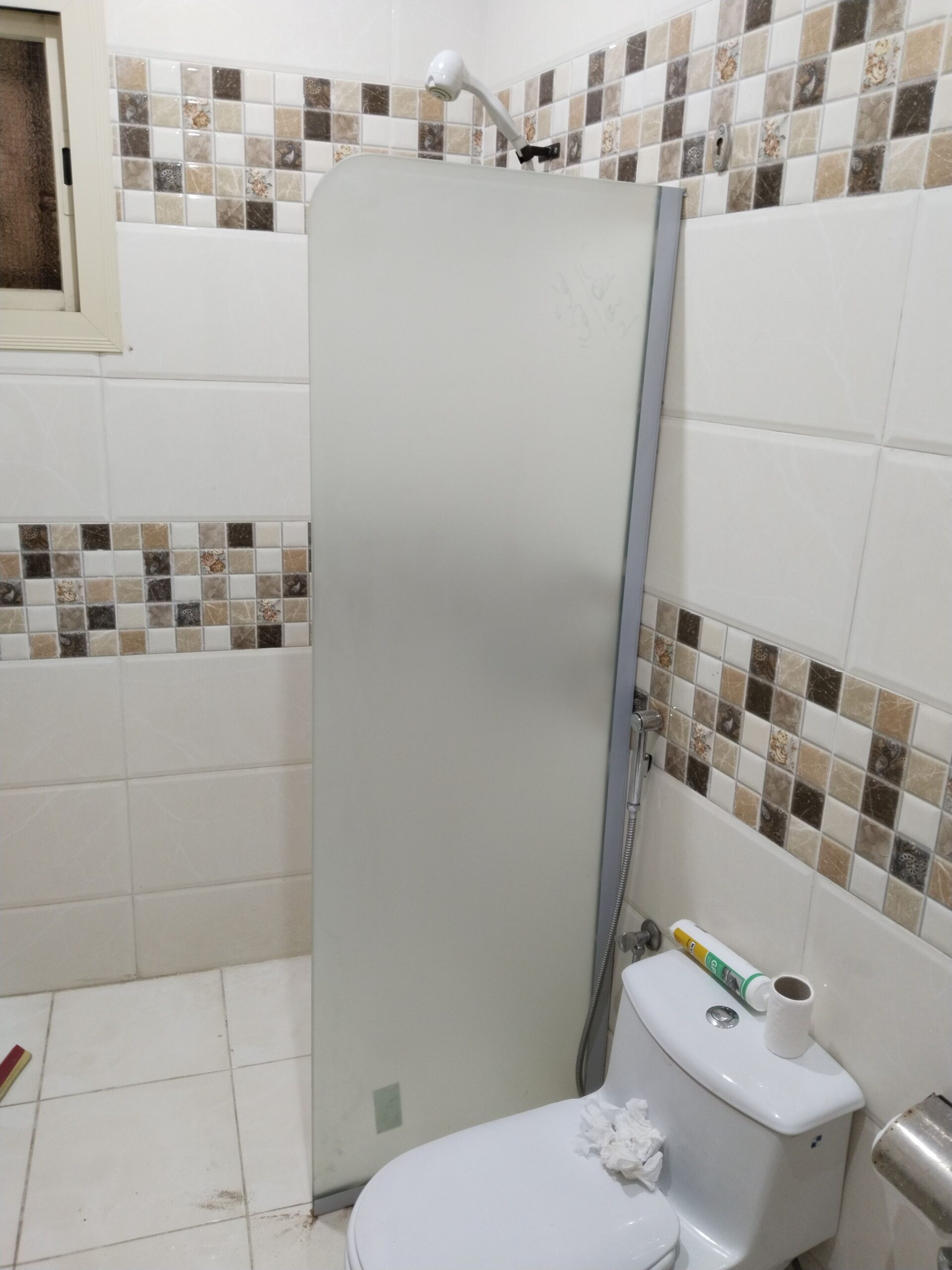 توريد وتركيب الزجاج السكريت واجهات محلات بلكونات م