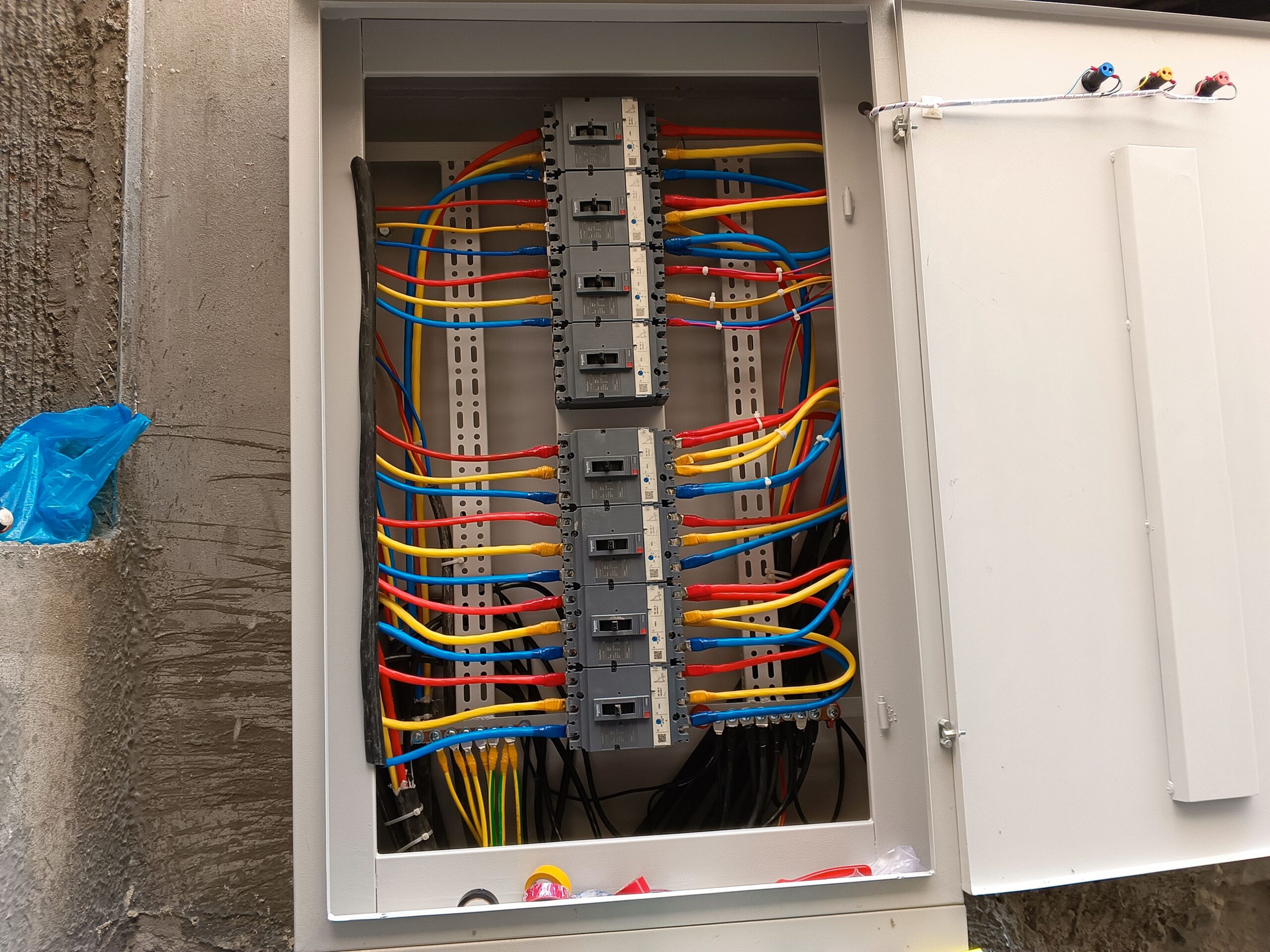 فني كهربائي منازل متوفر لخدمتكم 24ساعه