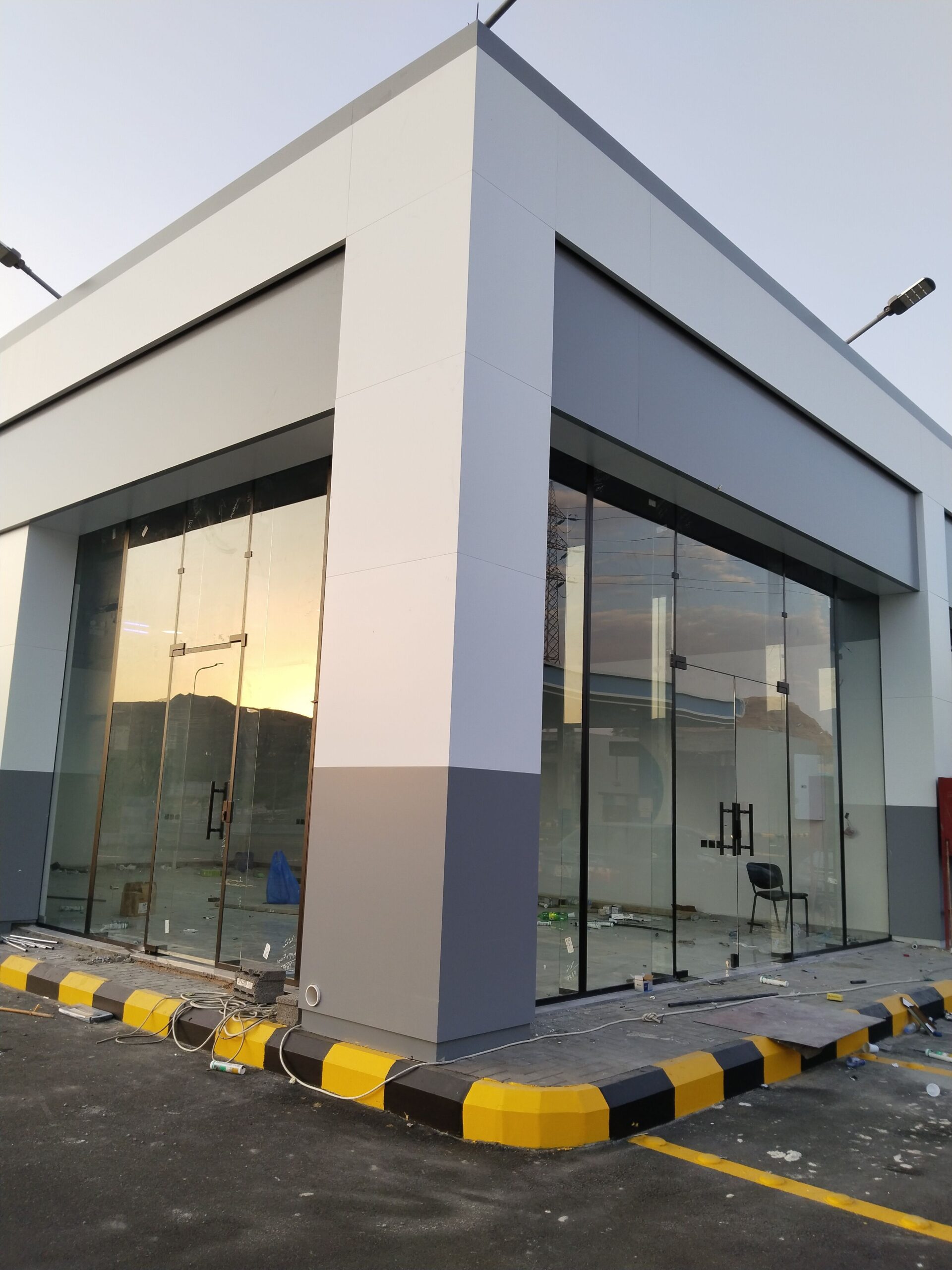 توريد وتركيب الزجاج السكريت واجهات محلات بلكونات