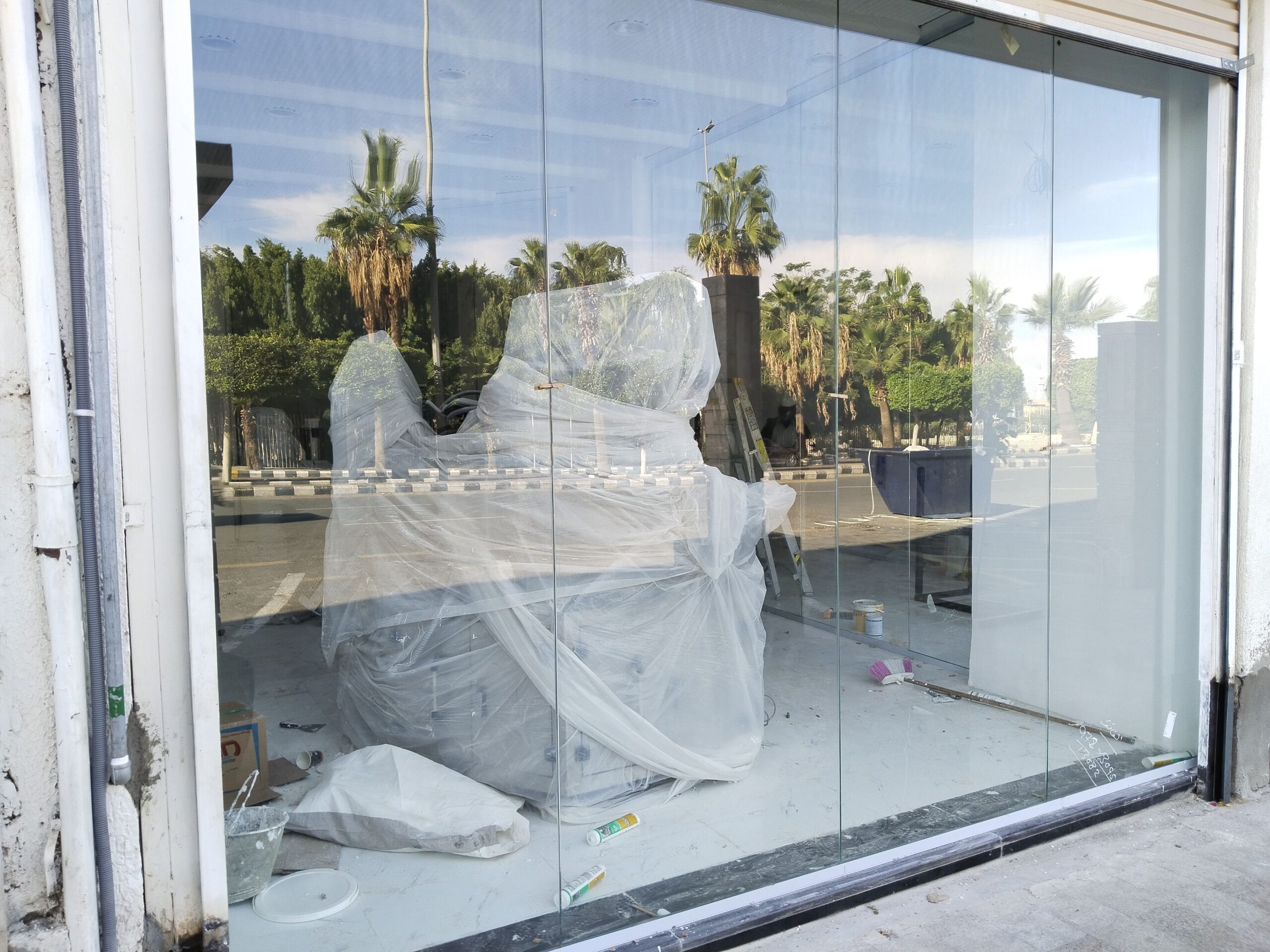 توريد وتركيب الزجاج السكريت واجهات محلات بلكونات م