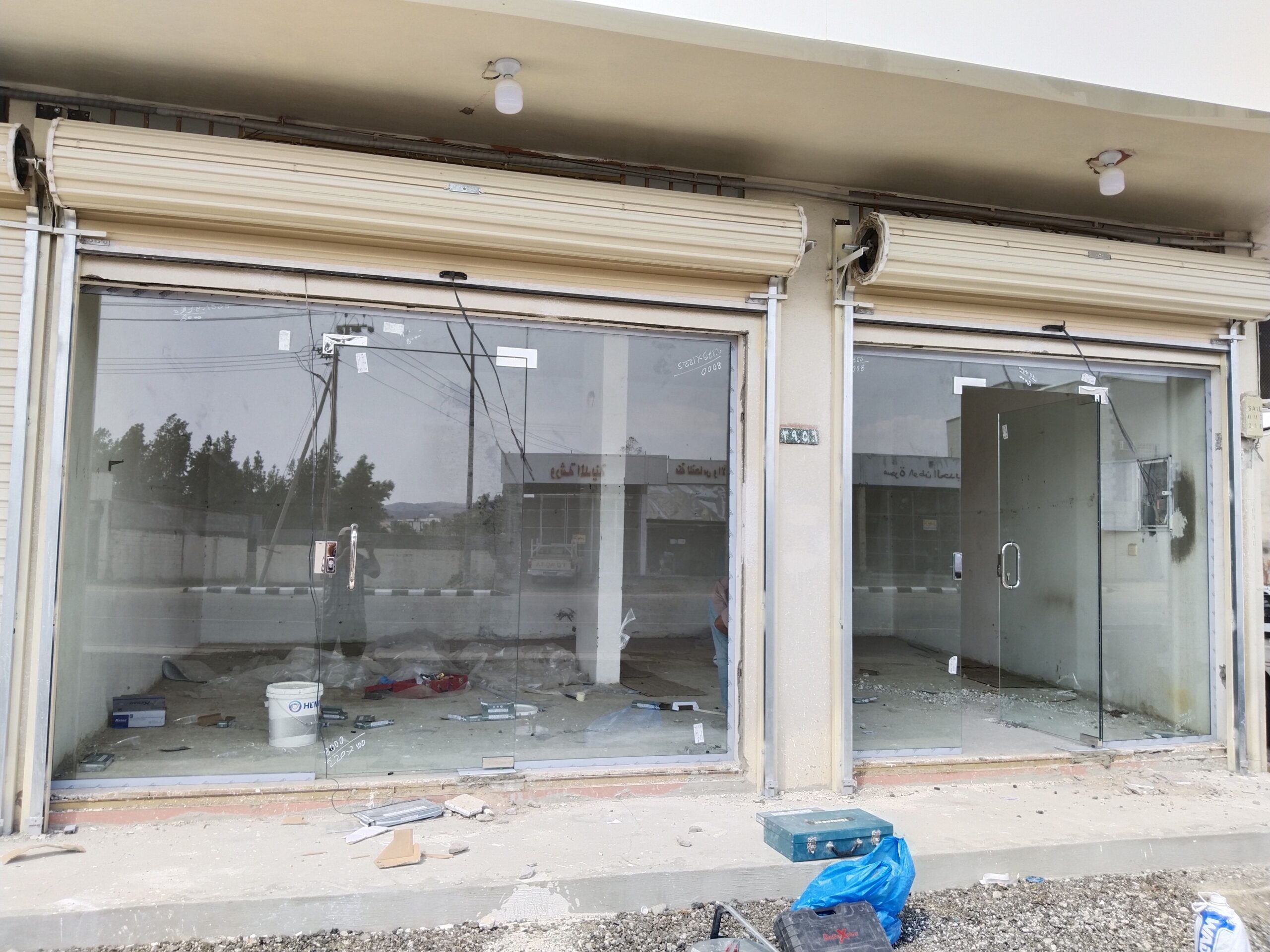 توريد وتركيب الزجاج السكريت واجهات محلات بلكونات