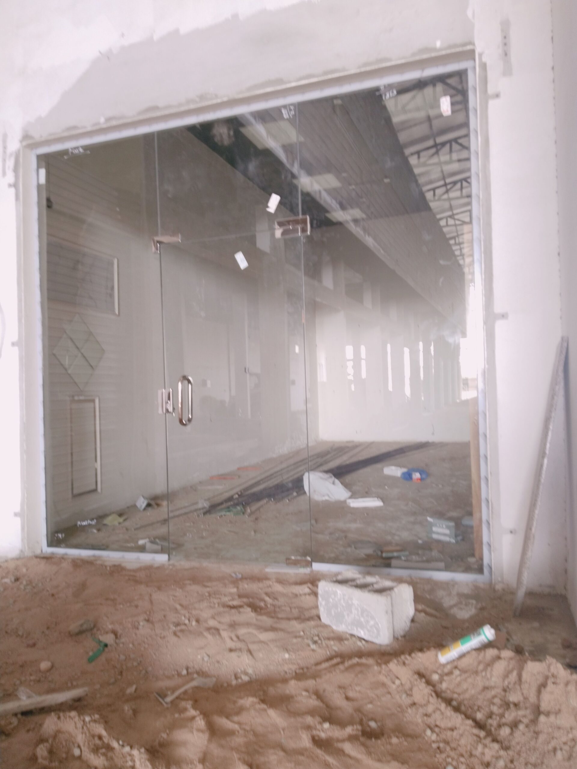 توريد وتركيب الزجاج السكريت واجهات محلات بلكونات م