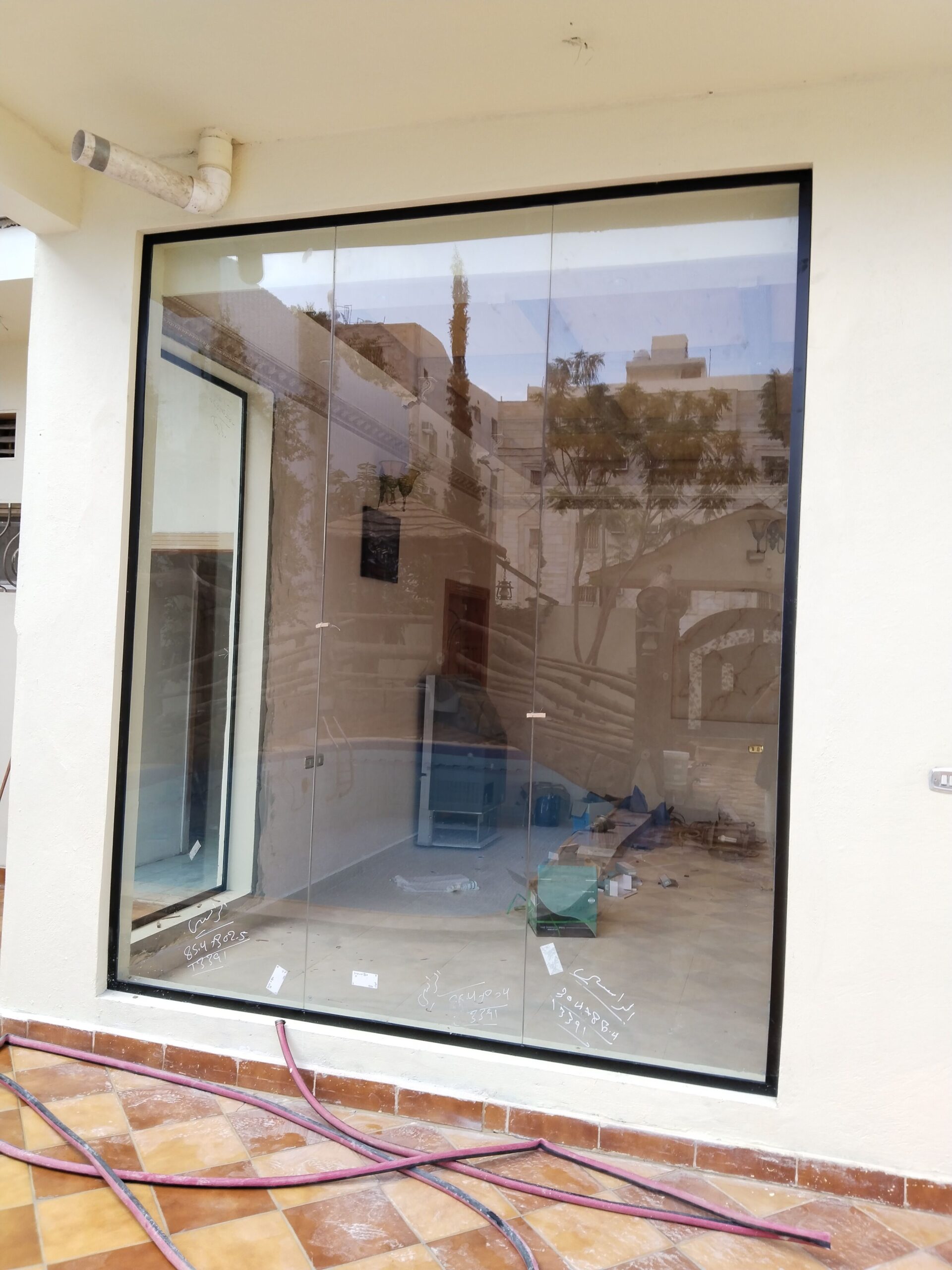 توريد وتركيب الزجاج السكريت واجهات محلات بلكونات م