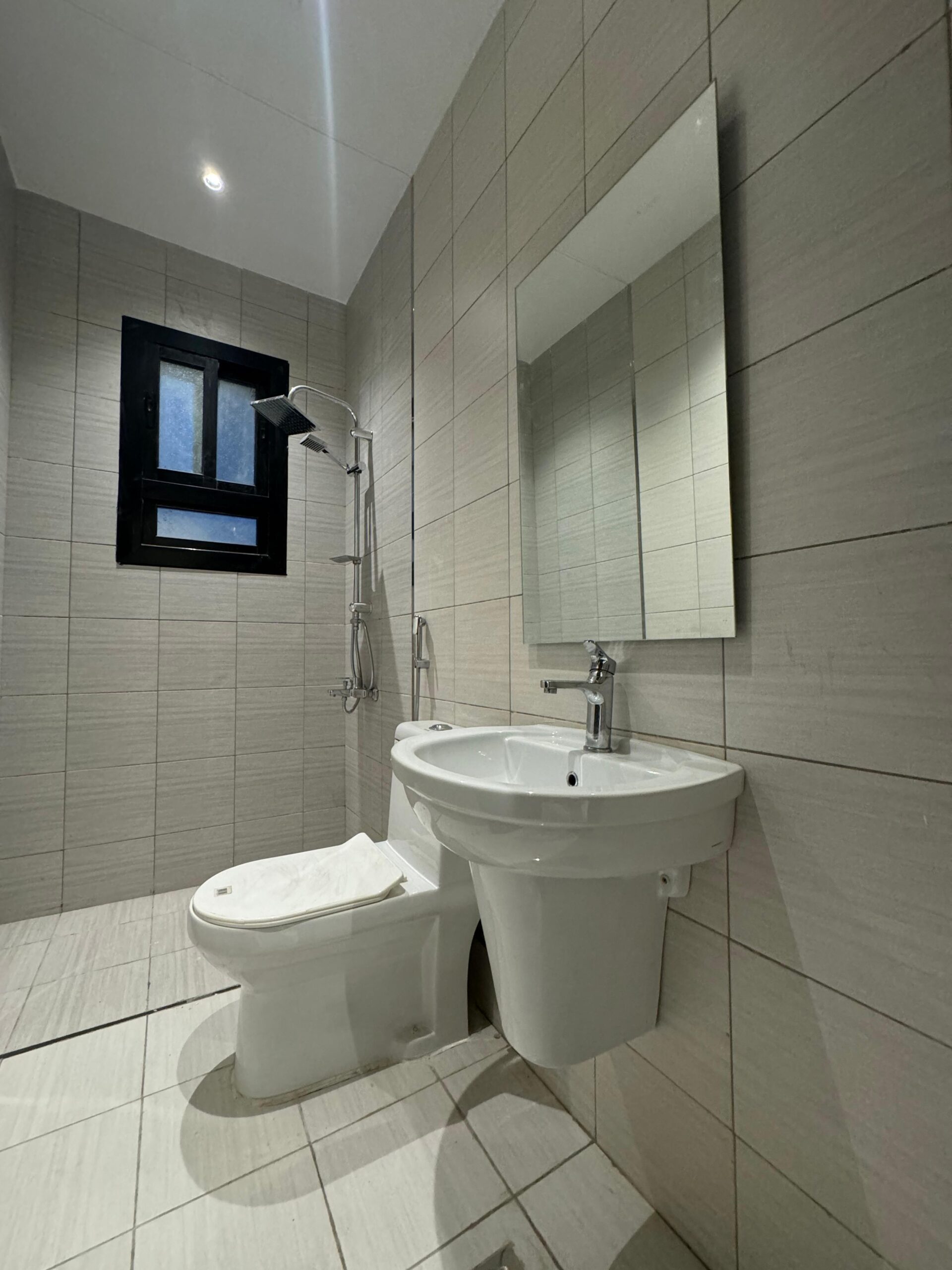 شقق وملاحق فاخره للتمليك جده حي التيسير