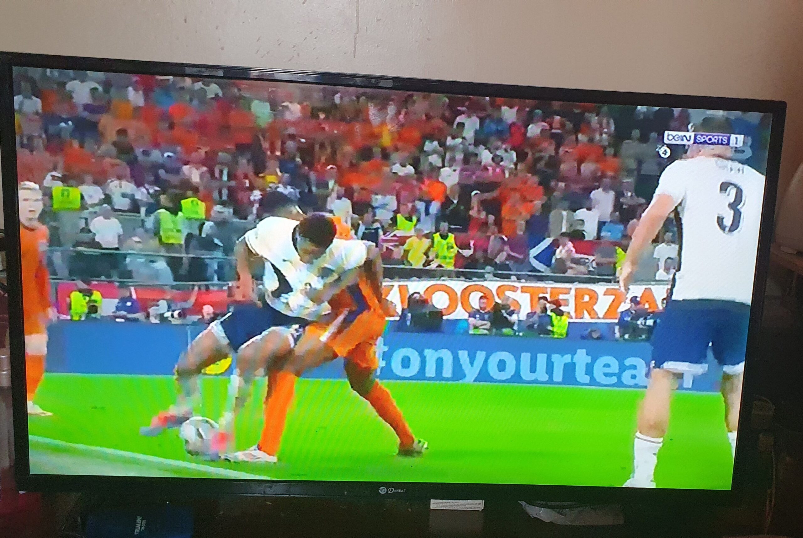 للبيع كنب ٢ قطعة وشاشة ٣٩ بوصة بحالة الممتاز