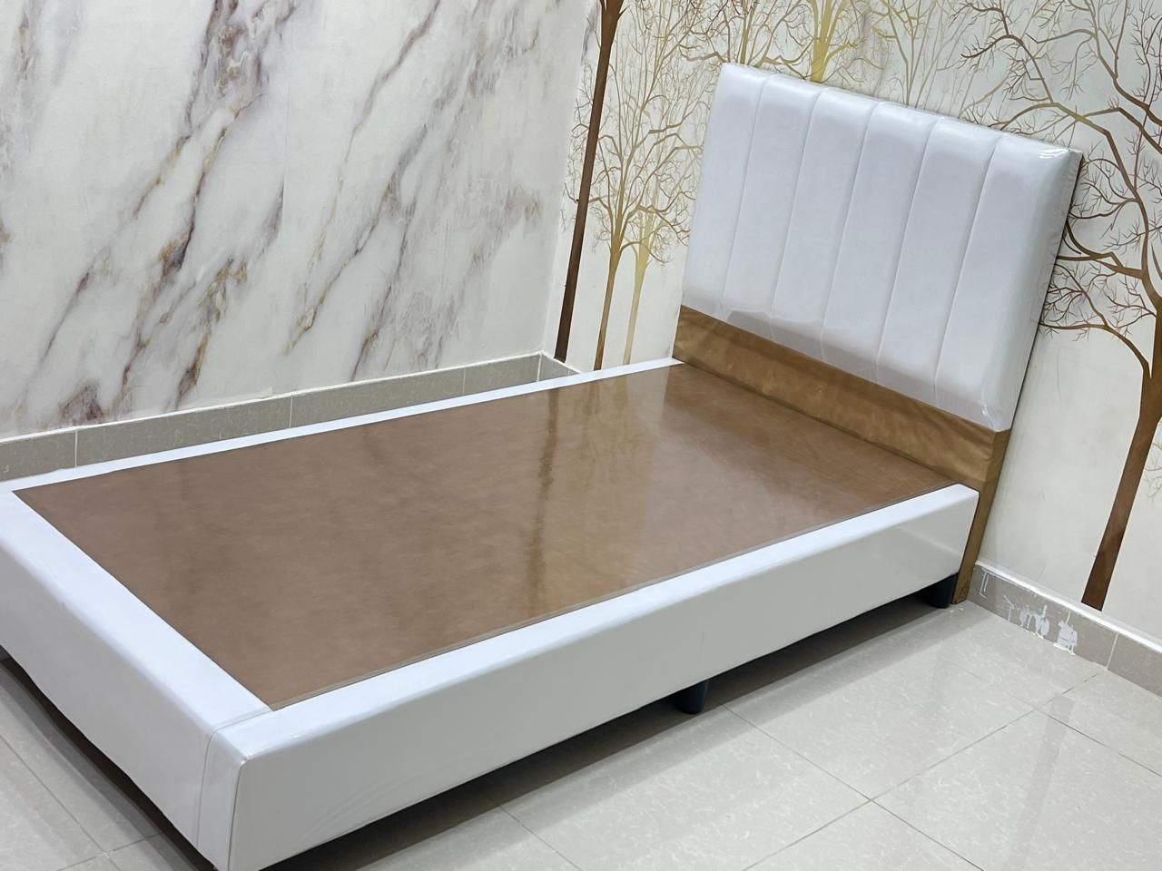 سرير خشب نفر مخمل كامل جديد علية عرض خااااص ب 130