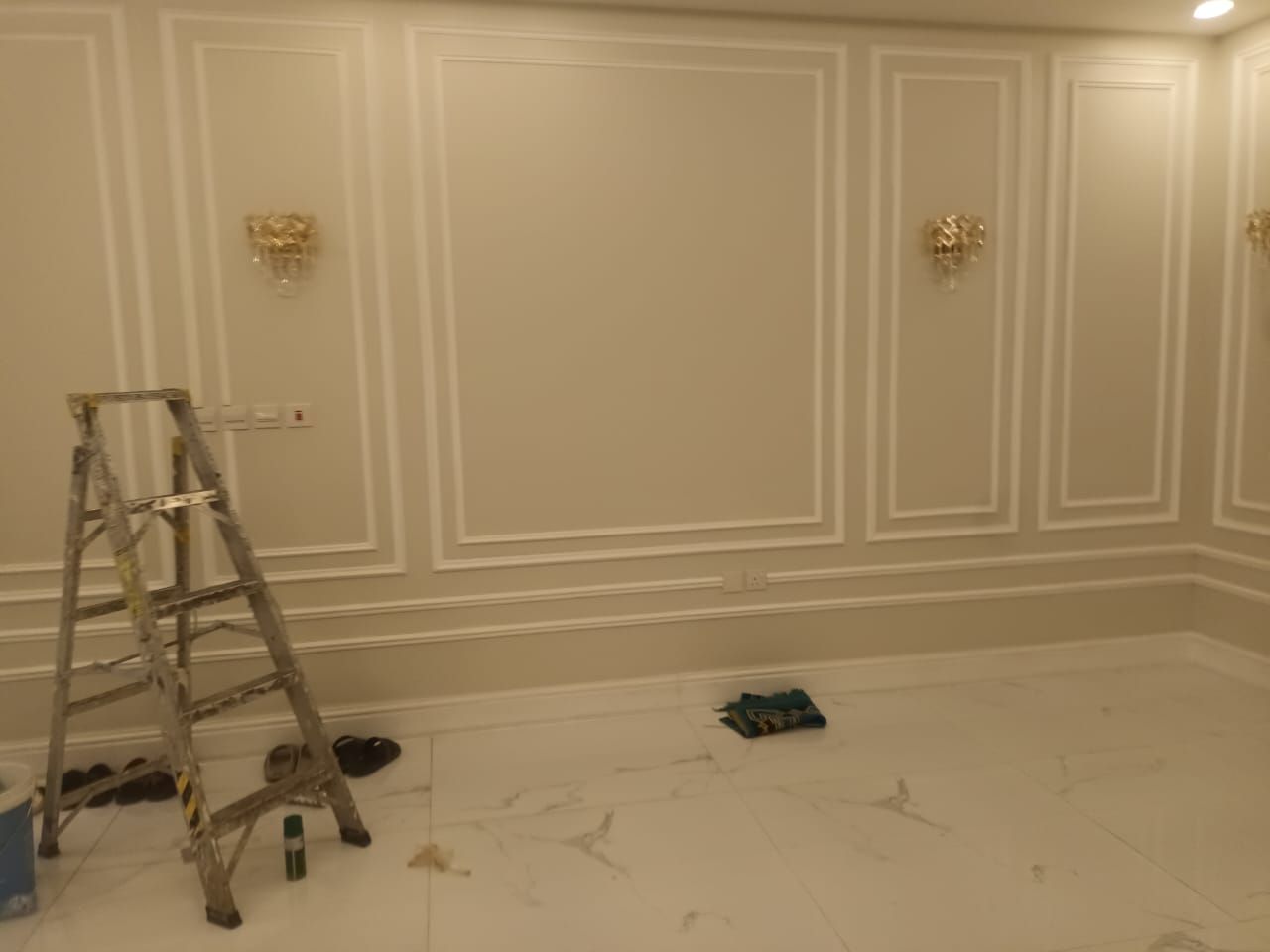 معلم ديكورات فوم ورق جدران وجميع انواع البويات