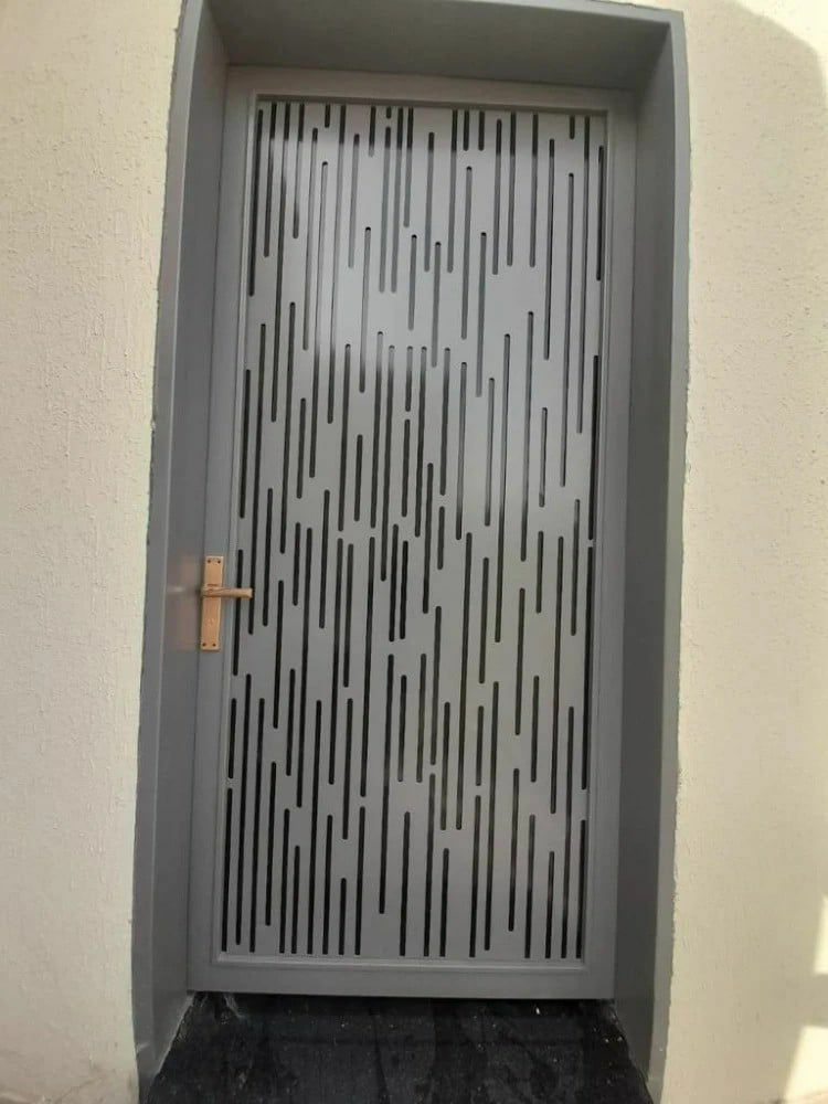 صناعة الابواب ودرج الليزر ( دربجين ) والستائر والم