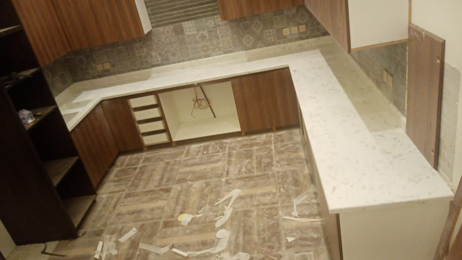 فني تركيب وفك مغاسل رخام طبيعي وصناعي