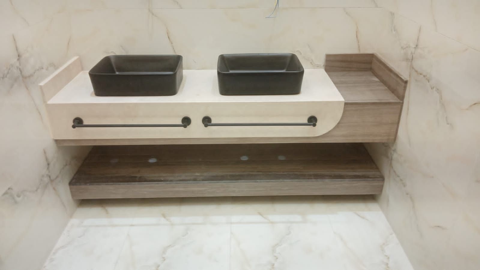 فني تركيب وفك مغاسل رخام طبيعي وصناعي