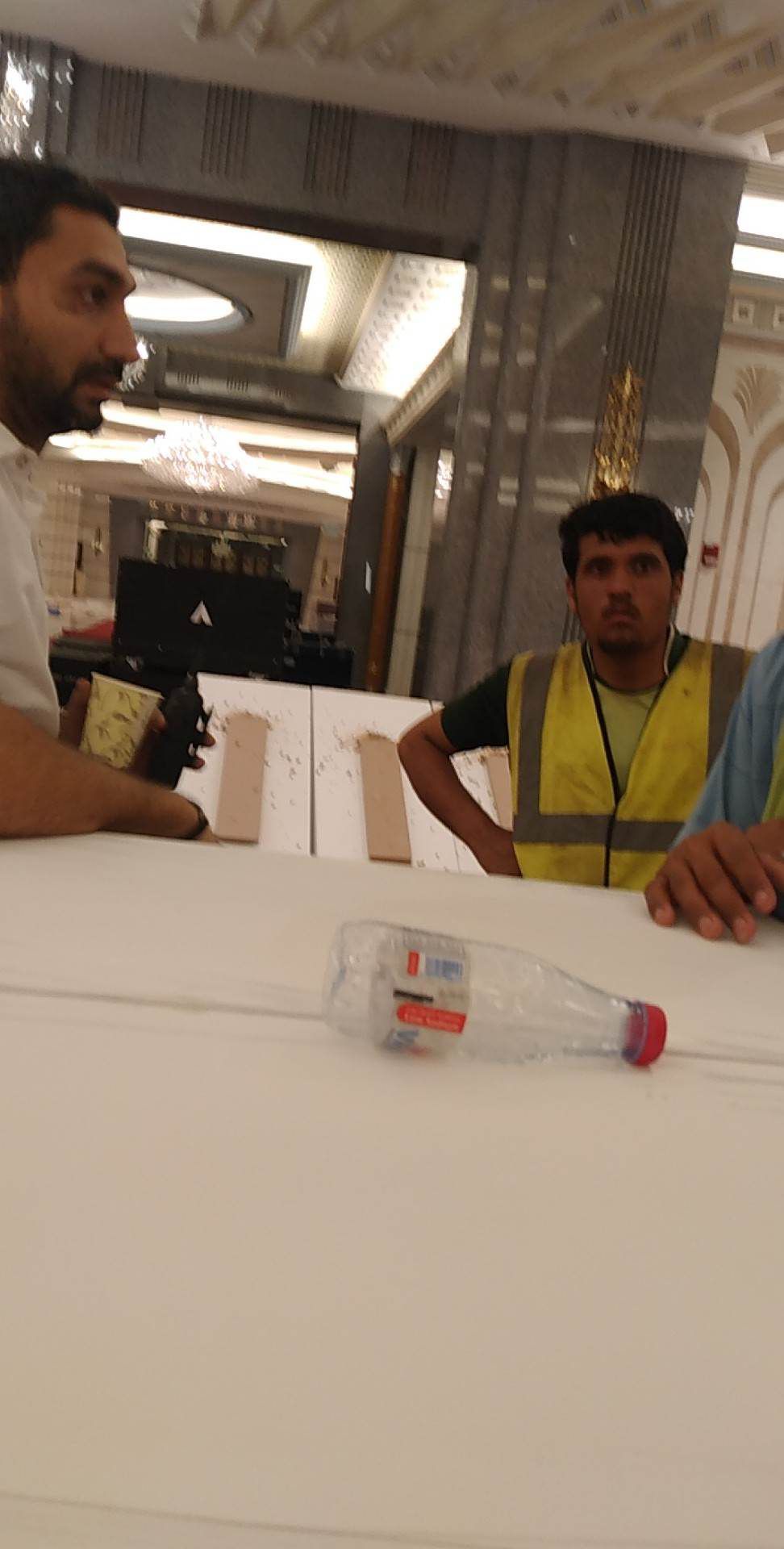 عامل باكستاني تكسير صبه وجدران ونظافه وحفريه تكسير