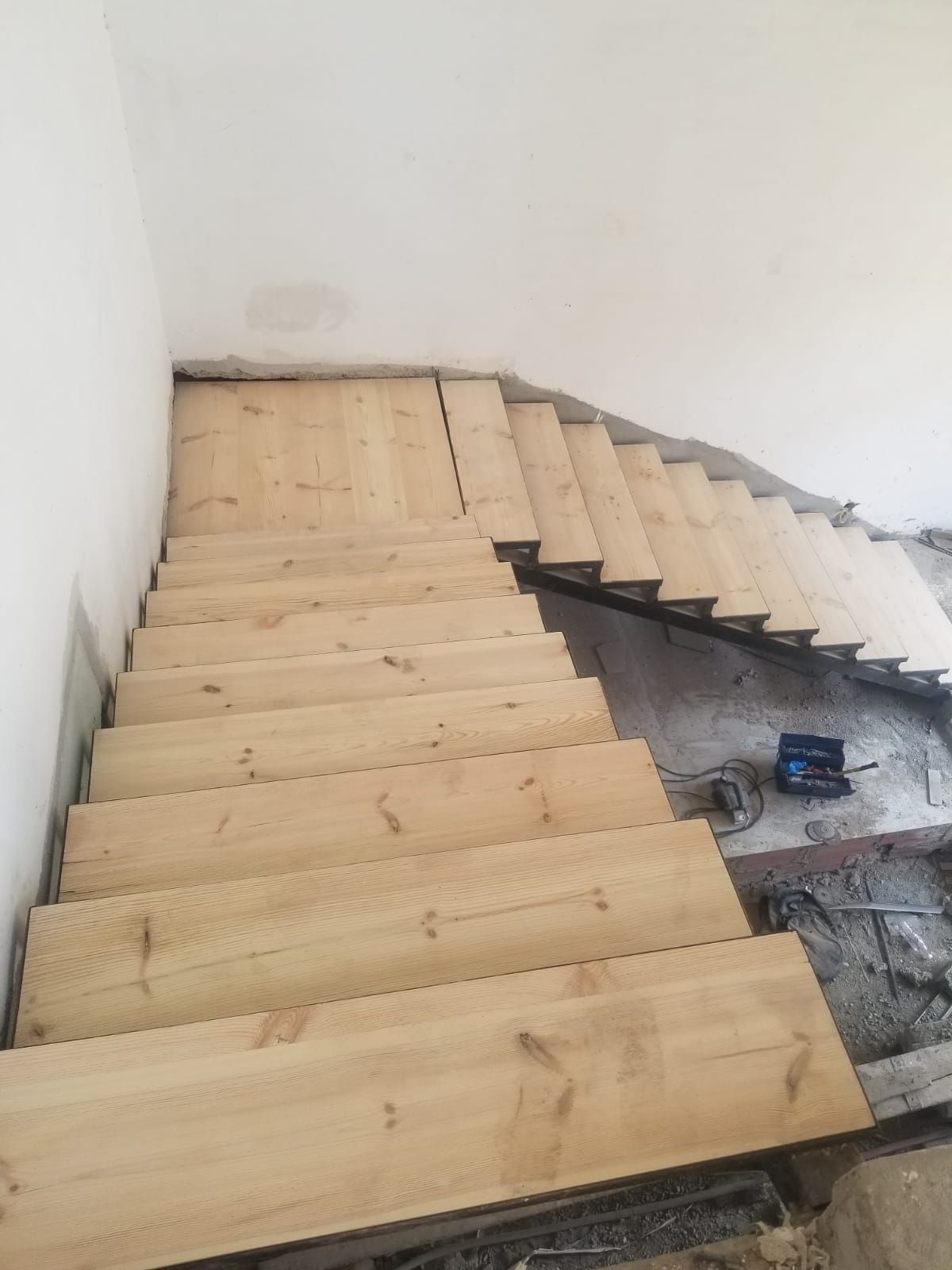 نجار فني غرف نوم فك وتركيب مطابخ ستائر معلم افران