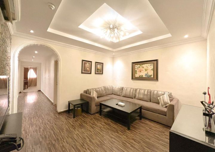 شقه ايجار دبي حي الكرامه خدمات فاصه غرفه وصاله وحم