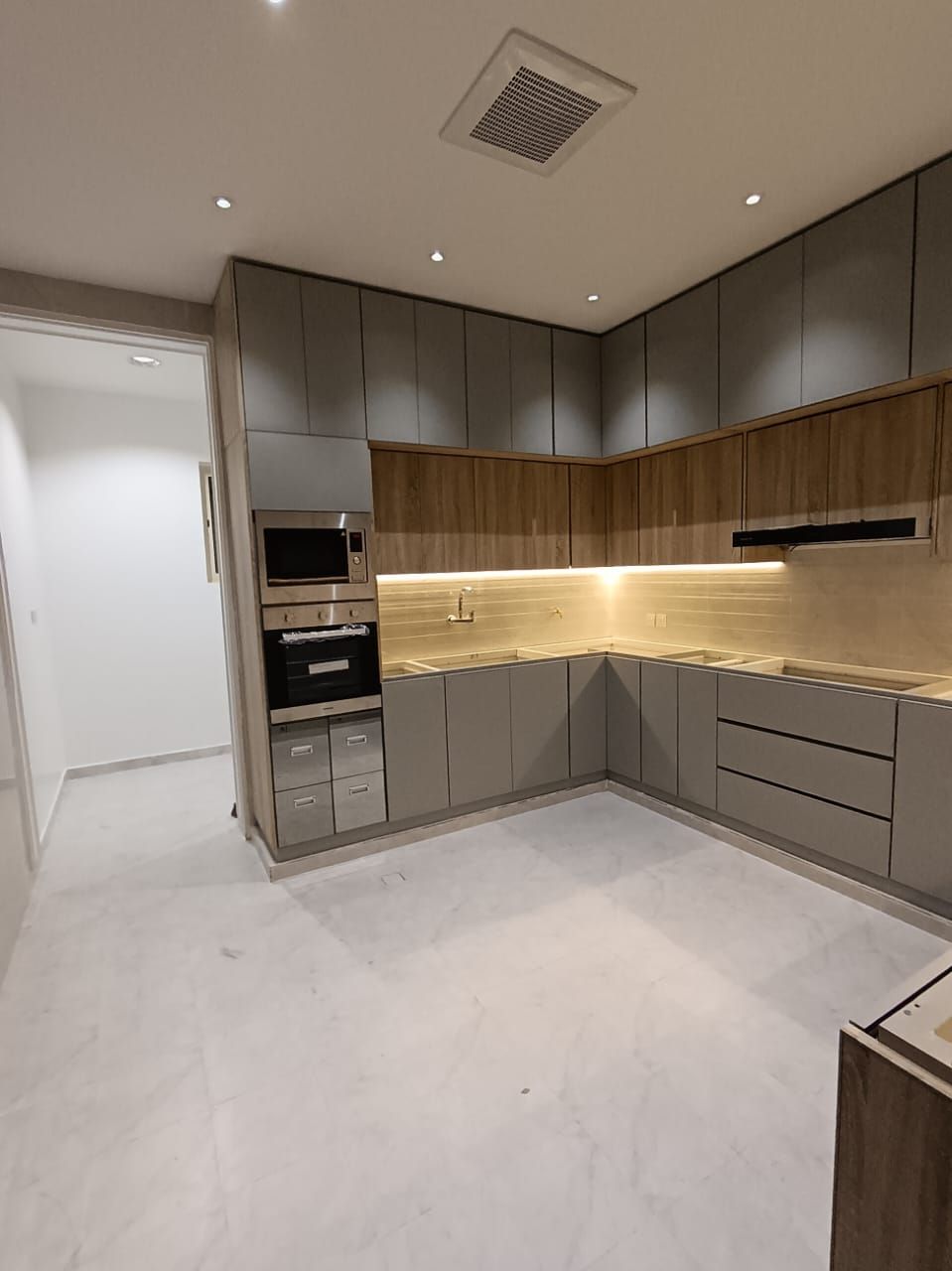 فني دواليب مطابخ المونيوم وصاج وقطاعات خاصه