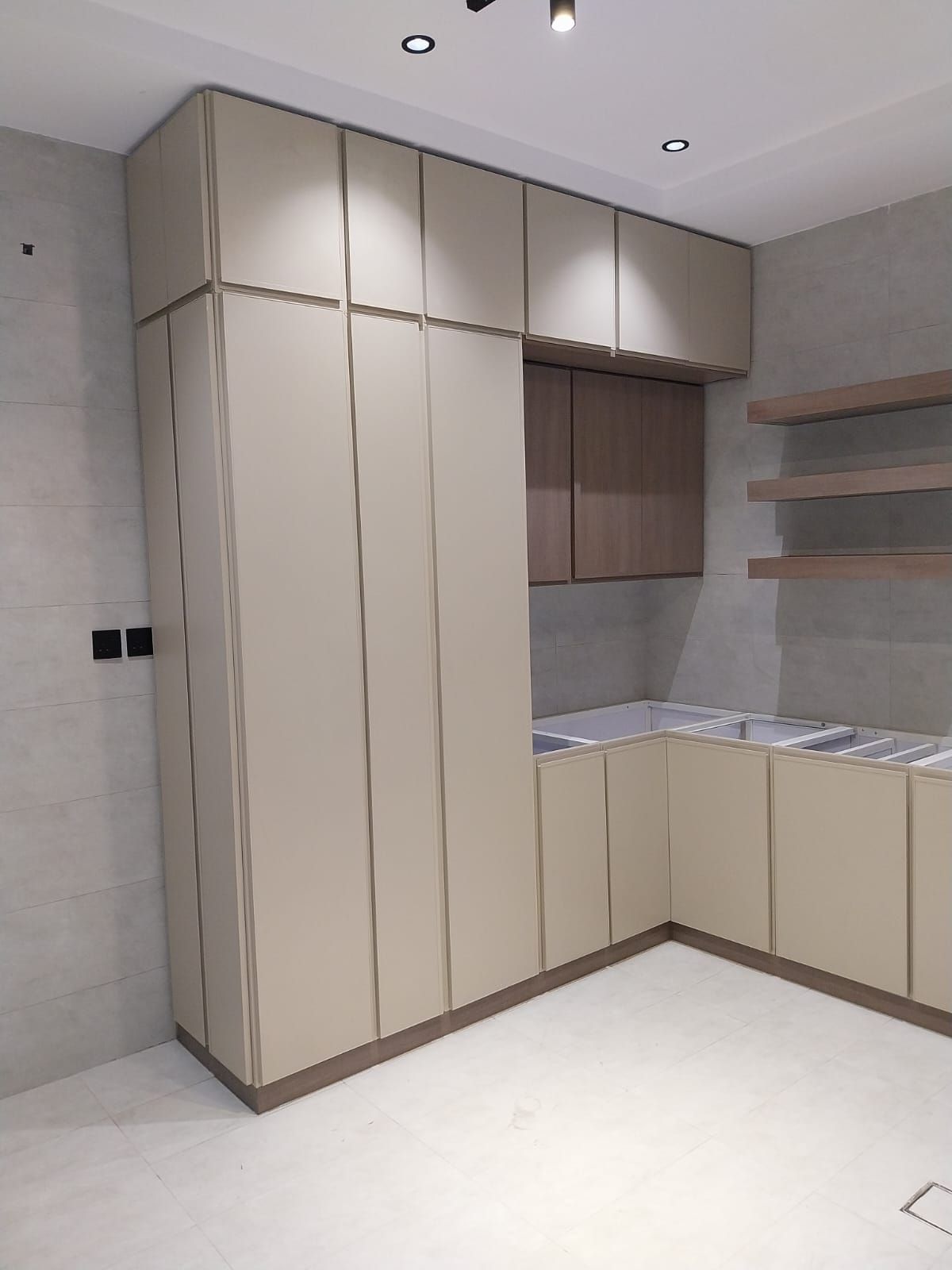 فني دواليب مطابخ المونيوم وصاج وقطاعات خاصه