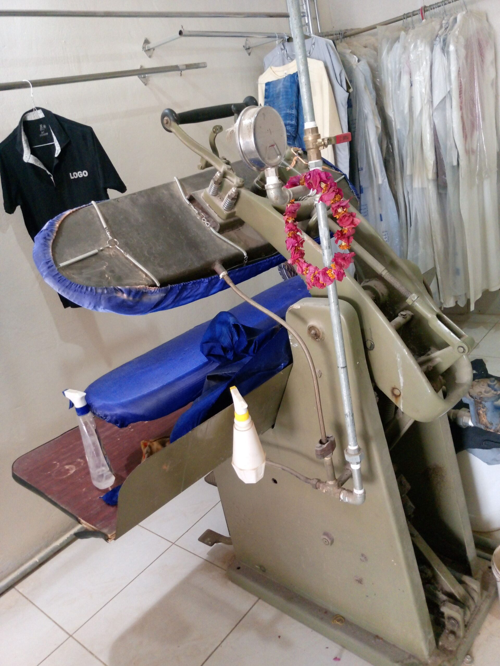 عامل مغسله ملابس يبحث عن عمل معلم