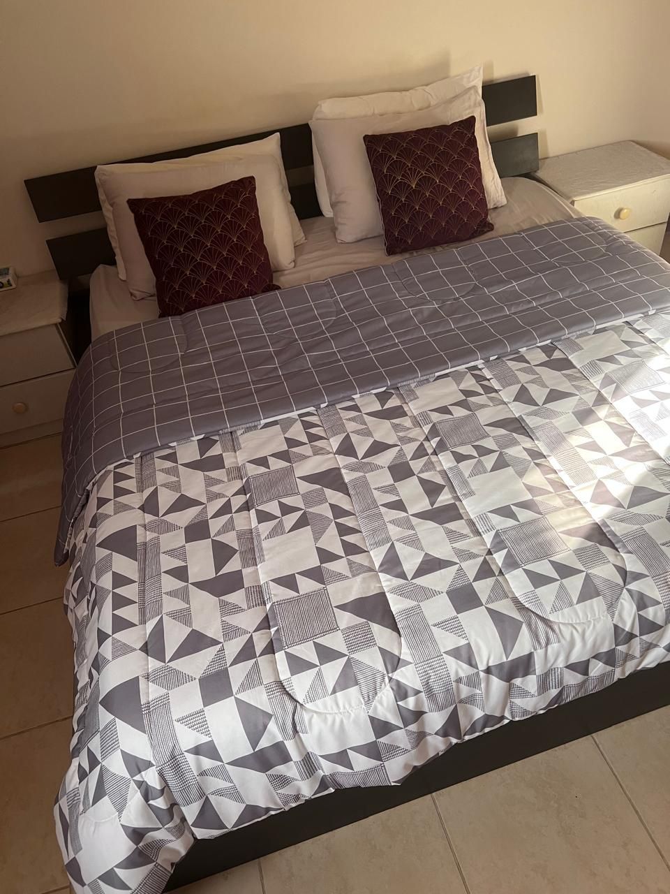 للبيع سرير دولاب 2كمدينو تسريحه