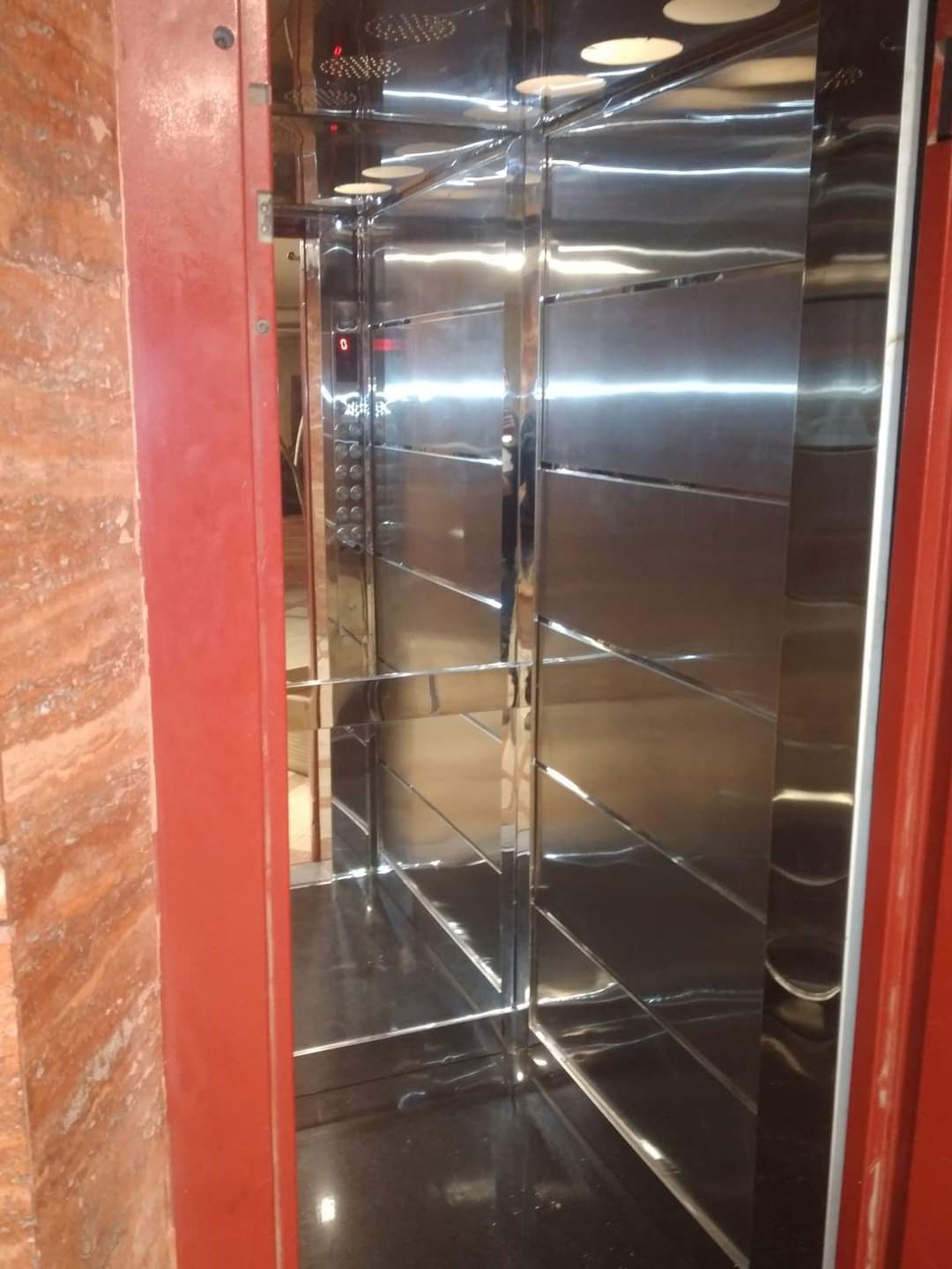 صيانه وتركيب المصاعد والسلالم الكهربائيه