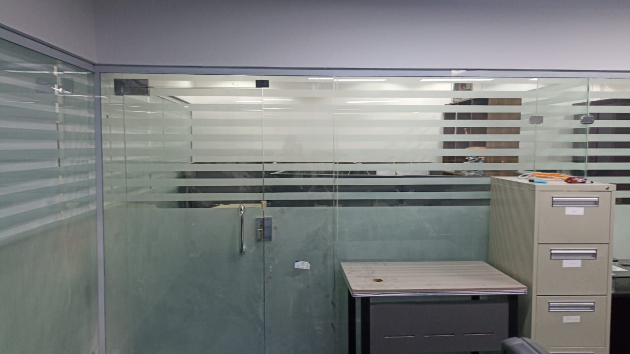 مقاول ومعلم زجاج . لجميع انواع الزجاج سكريت دربزين