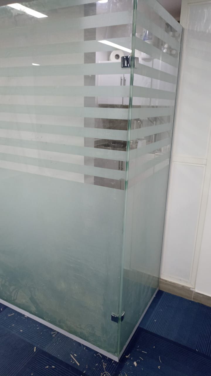 مقاول ومعلم زجاج . لجميع انواع الزجاج سكريت دربزين