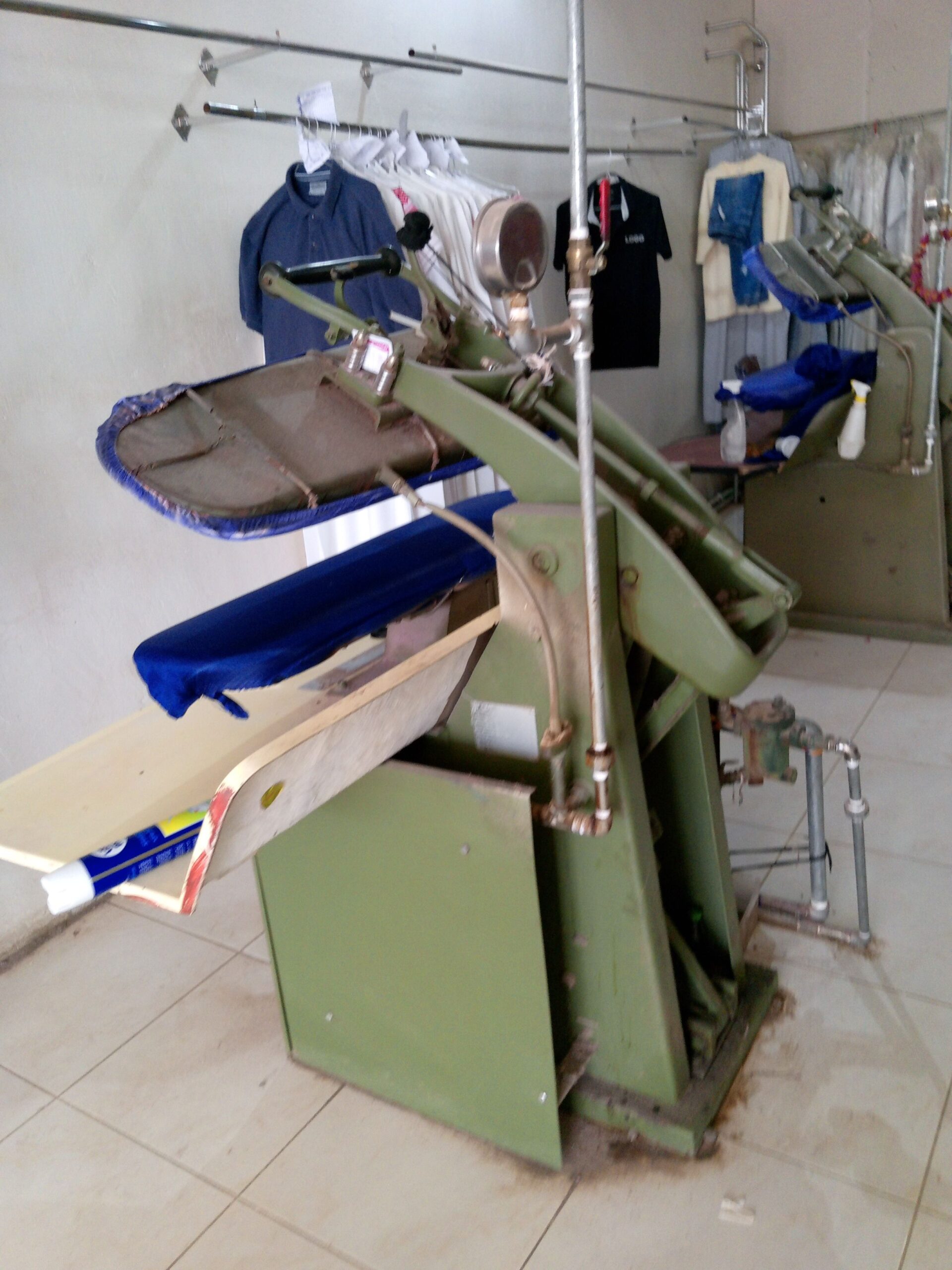 عامل مغسله ملابس يبحث عن عمل معلم