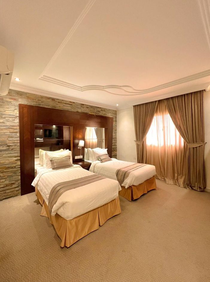 شقه ايجار دبي حي الكرامه خدمات فاصه غرفه وصاله وحم