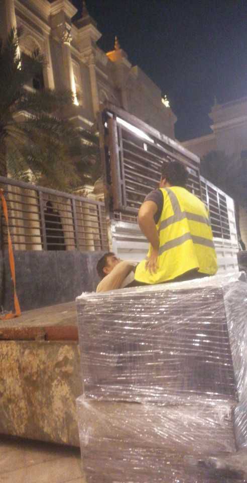 عامل باكستاني تكسير صبه وجدران ونظافه وحفريه تكسير