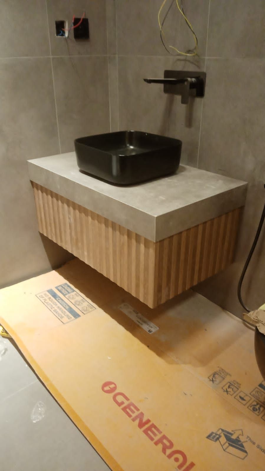 فني تركيب وفك مغاسل رخام طبيعي وصناعي