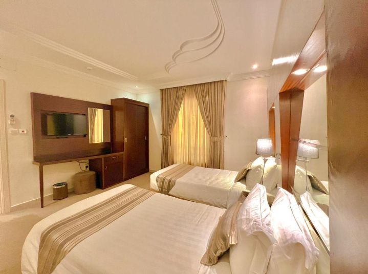 شقه ايجار دبي حي الكرامه خدمات فاصه غرفه وصاله وحم