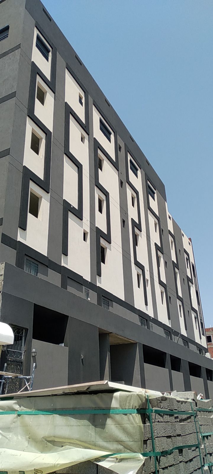 نحن نعمل في مجال الدهانات الخارجيه جرافيت بروفايل