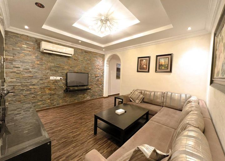 شقه ايجار دبي حي الكرامه خدمات فاصه غرفه وصاله وحم