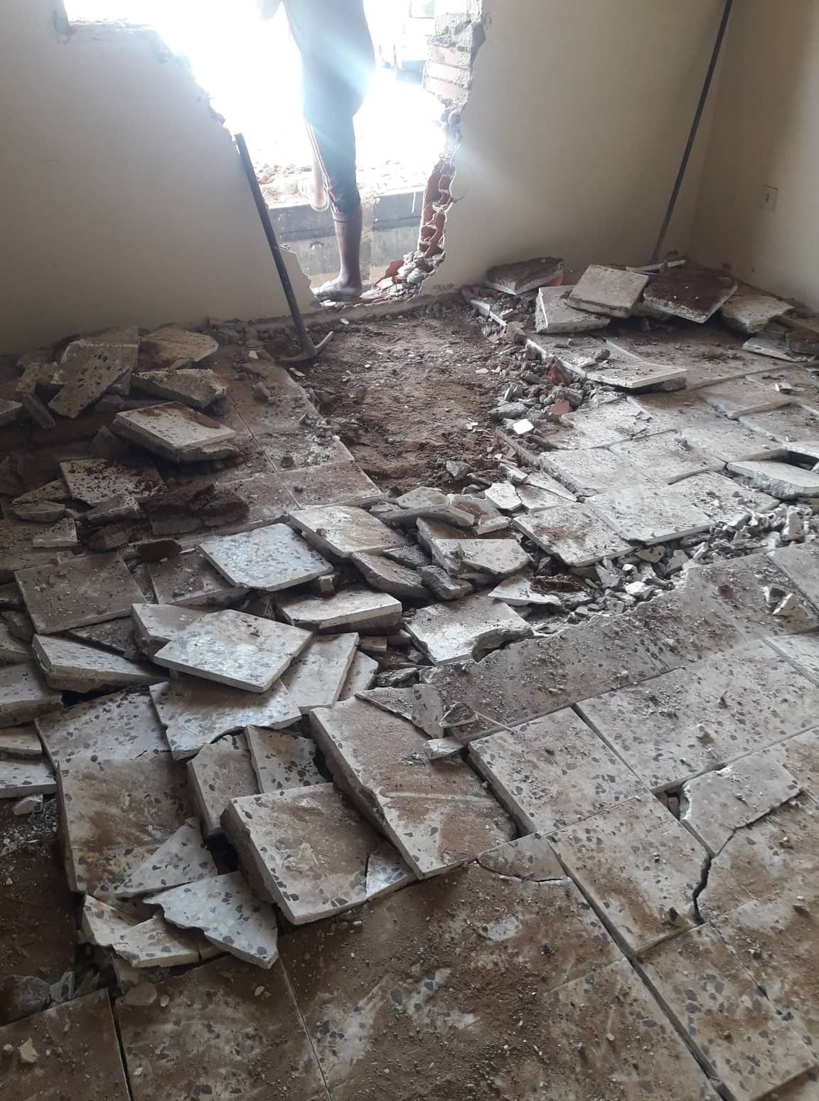 عامل باكستاني تكسير صبه وجدران ونظافه وحفريه تكسير