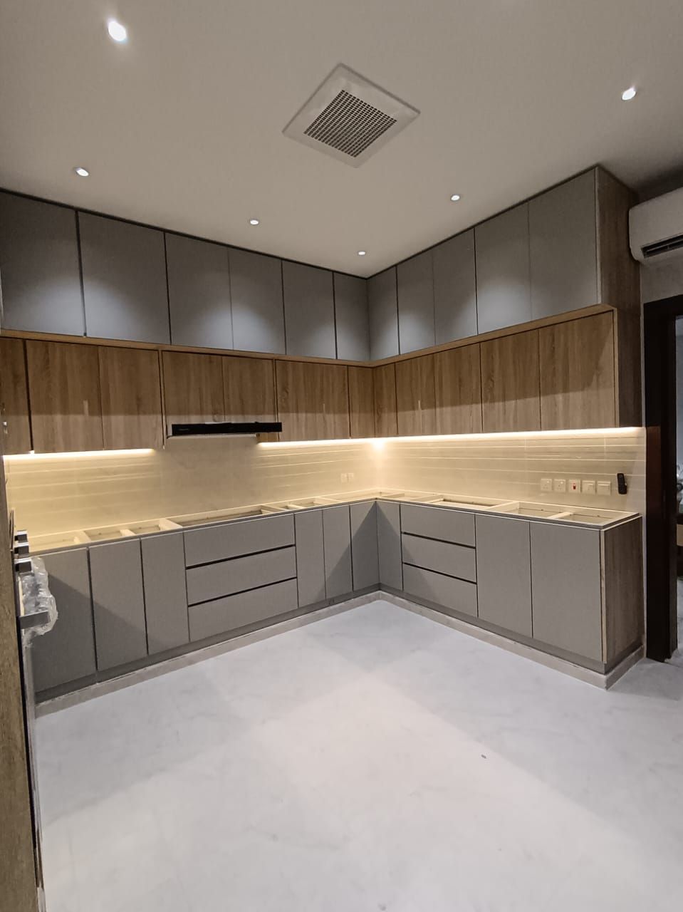 فني دواليب مطابخ المونيوم وصاج وقطاعات خاصه