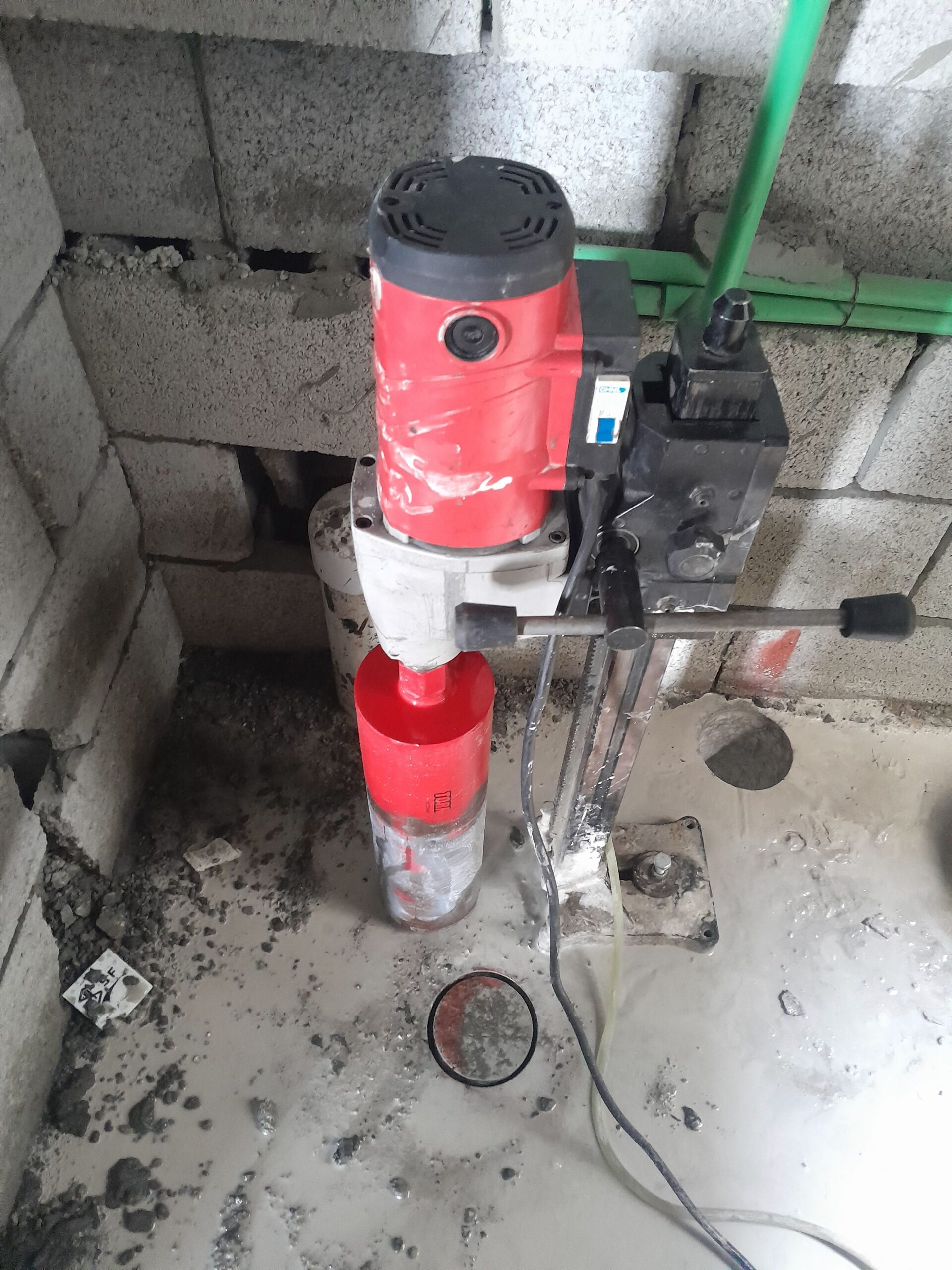 اعمال فتحات الكور والتهوية وقص الخرسانه