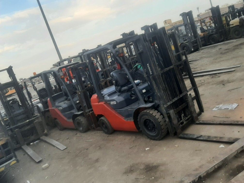 سيزر لفت ومان لفت رافعات شوكيه للايجار يومي وشهري