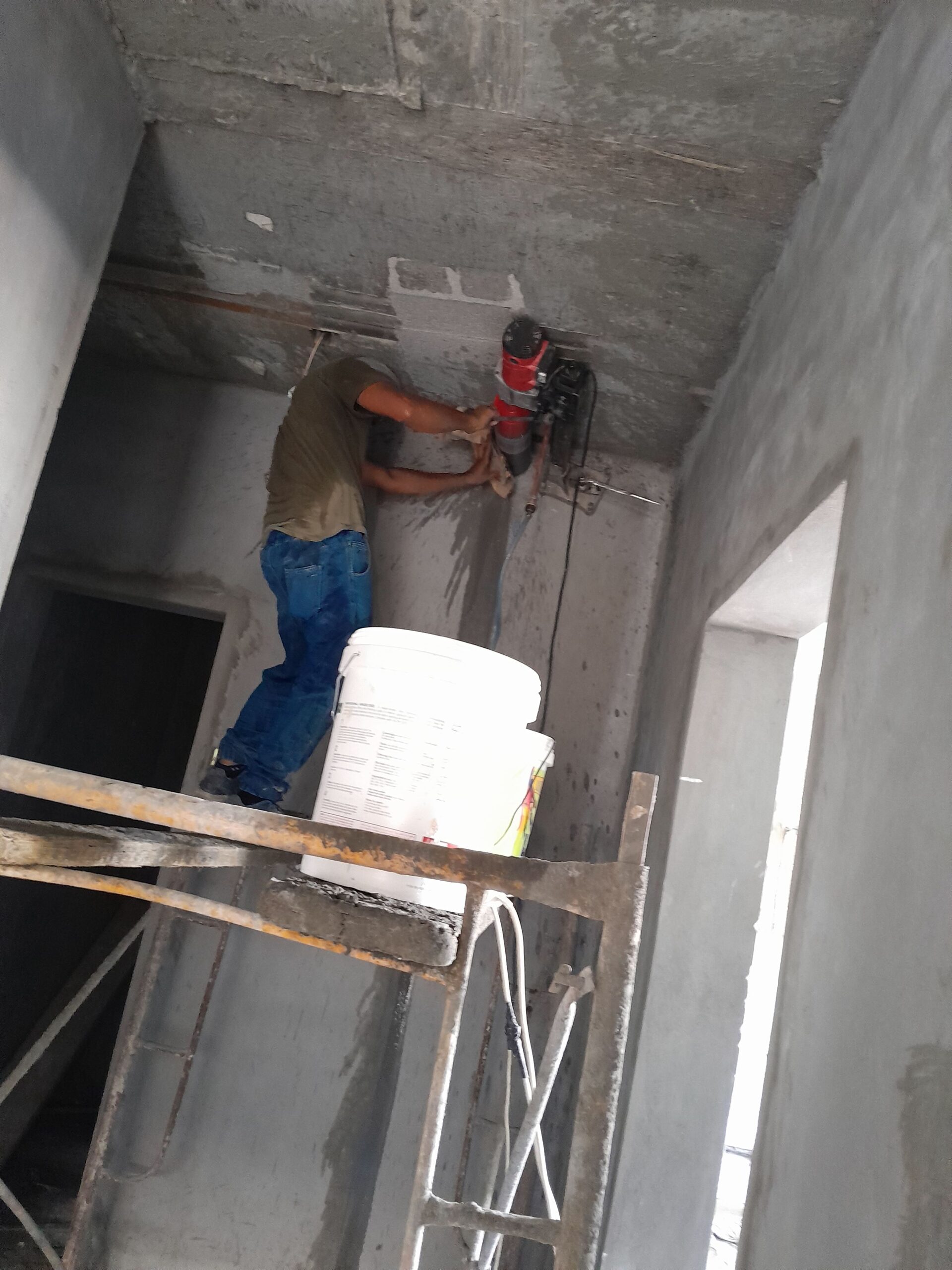 اعمال فتحات الكور والتهوية وقص الخرسانه