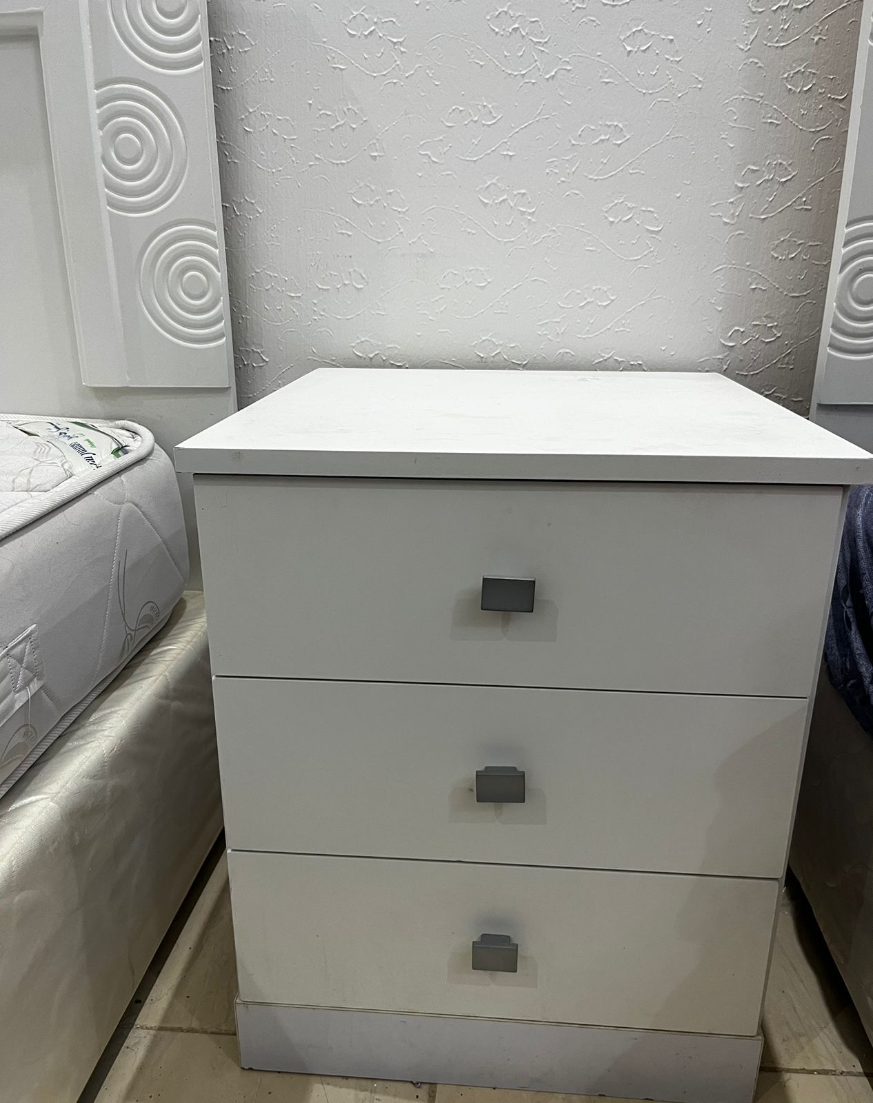 أقوم بشراء خزانة مورلم Sukhes وطاولة الزينة والسري