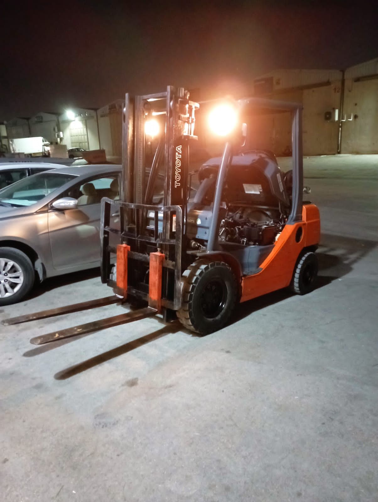 Scissors lift and Forklift سيزر لفت ومان لفت جميع