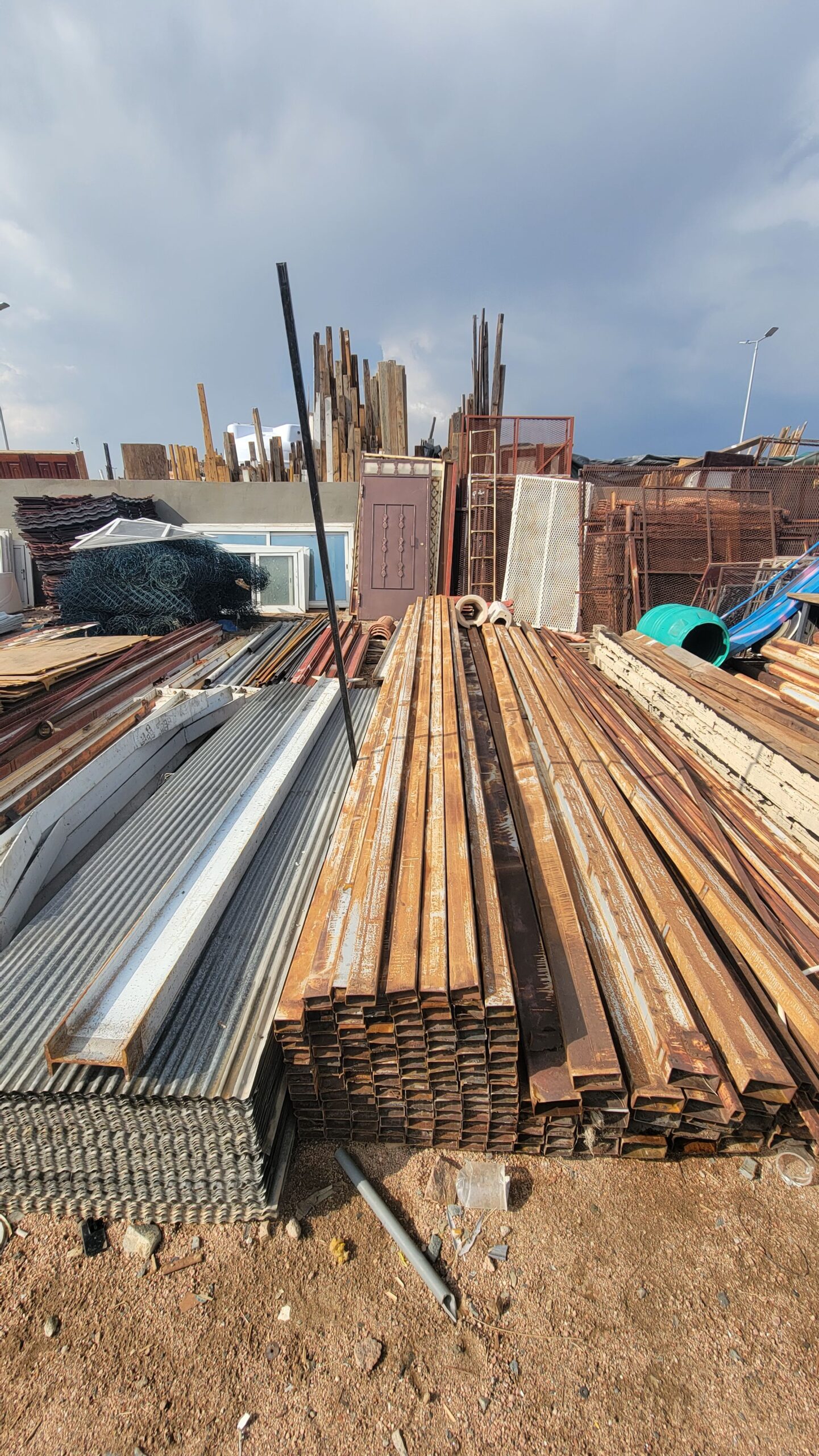 نشتري جميع انواع الحديد ولاخشاب وسكراب