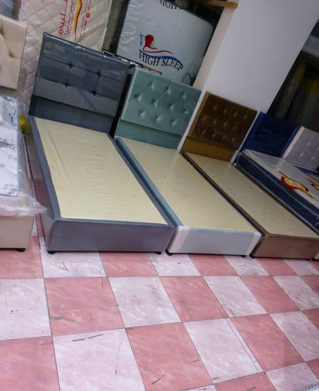 سراير خشب نفر مخمل كامل جديد عليه عرض خاااص