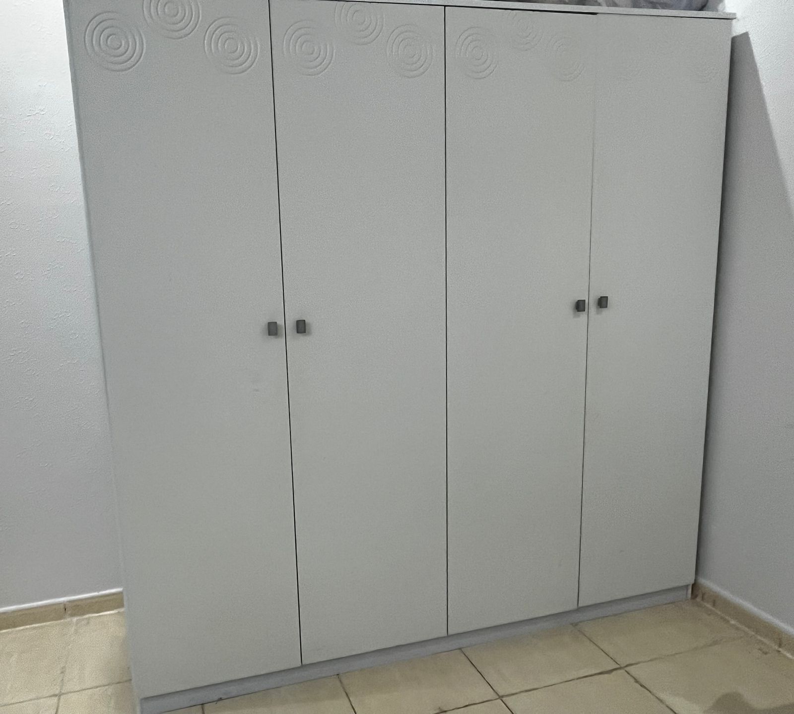 أقوم بشراء خزانة مورلم Sukhes وطاولة الزينة والسري